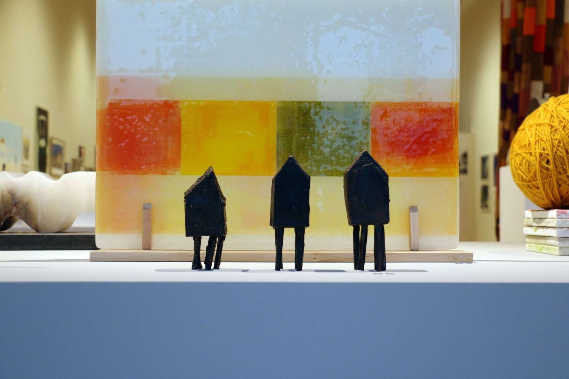 Carina Fogdes husskulpturer i järn är ett av hennes två konstverk på utställningen. Det andra är en målning.
