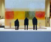 Carina Fogdes husskulpturer i järn är ett av hennes två konstverk på utställningen. Det andra är en målning.