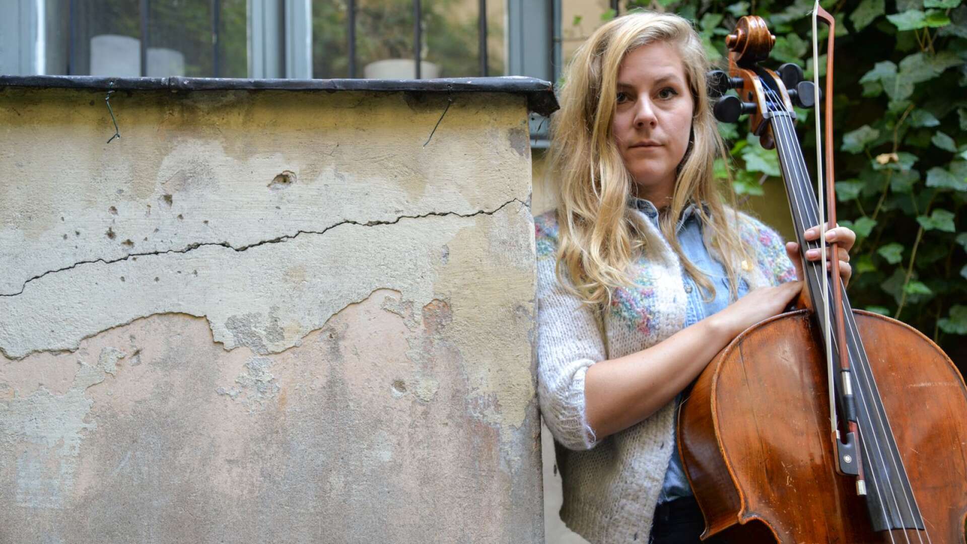 Cellisten Linnea Olsson spelar tillsammans med Nina Kinert på Alma Löv den 26 juli.