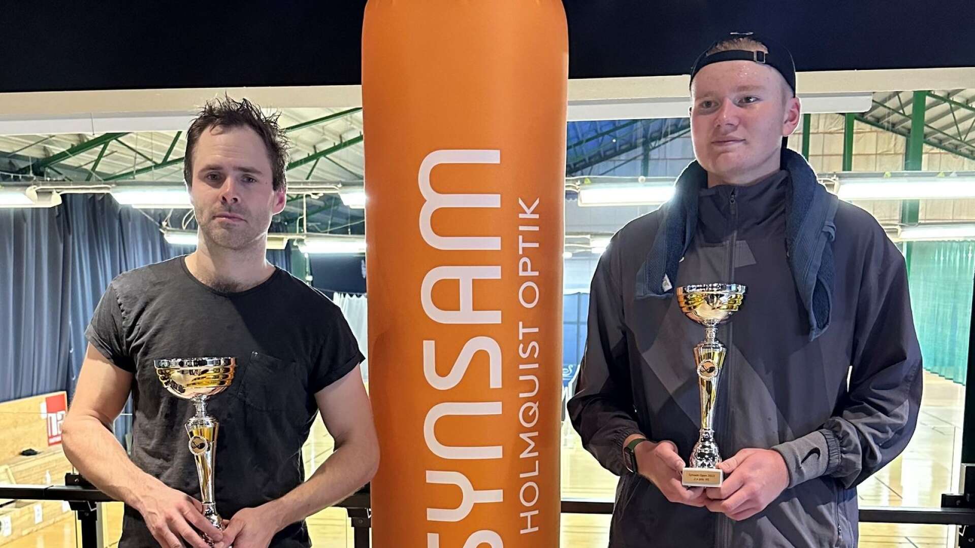 Gustav Joachimsson, till vänster på bilden, vann finalen i Synsam Open mot Bofors TK:s framtidsman Max Grahn.