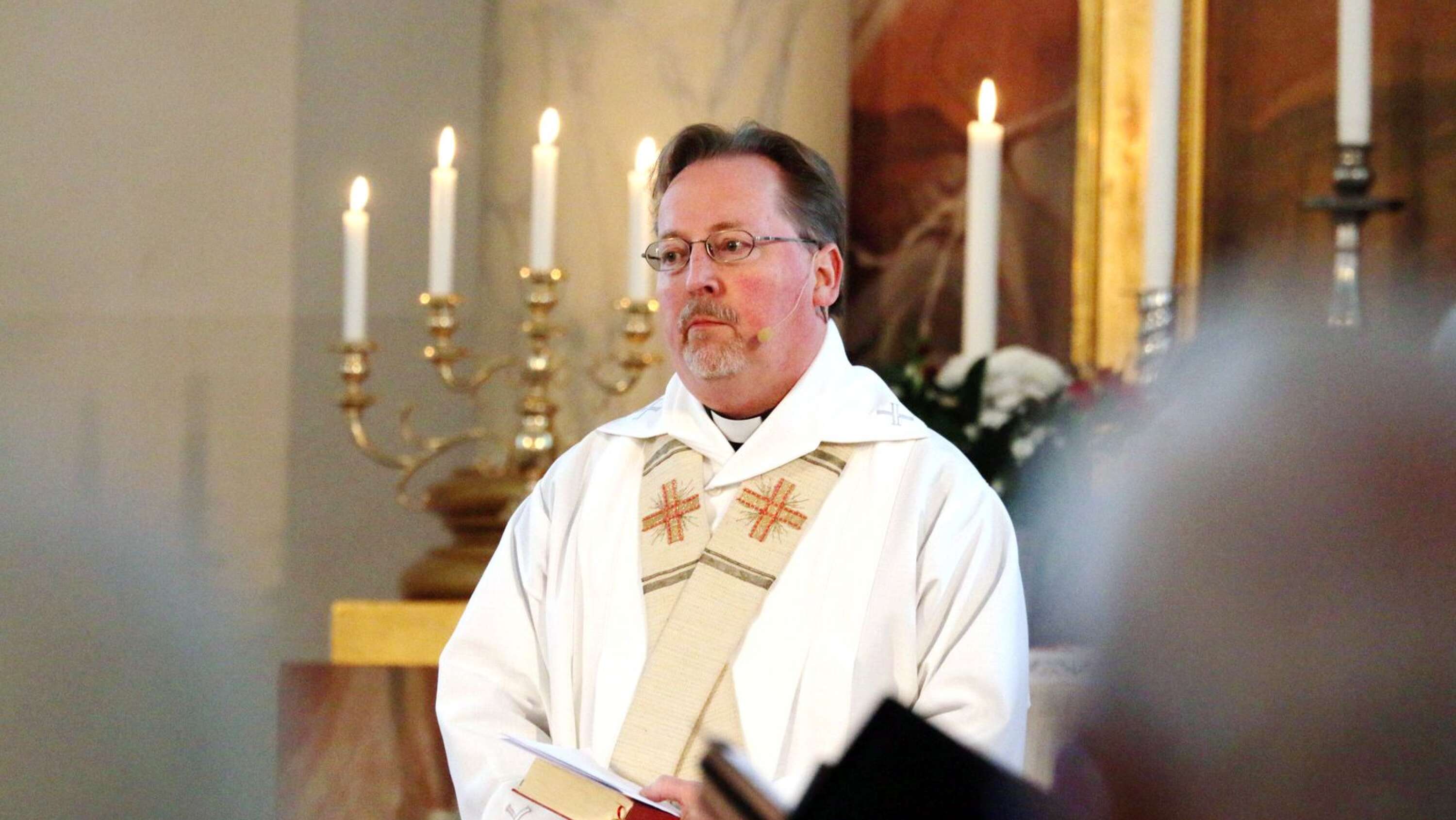 Paul Henriksson är kyrkoherde i Filipstads församling och är bekymrad över att fler väljer bort kyrklig begravning.