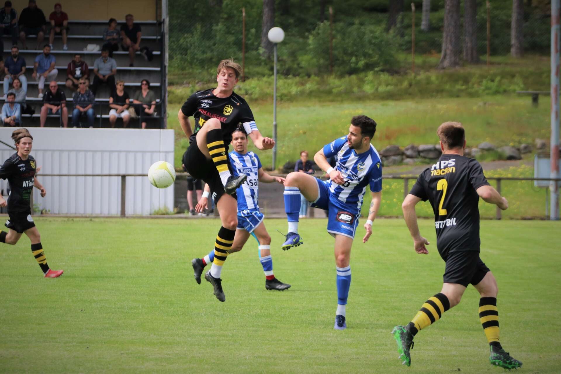 Derbyförlusten mot IFK Åmål blev droppen. Nu ersätts Johan Nordh av Stefan Persson.