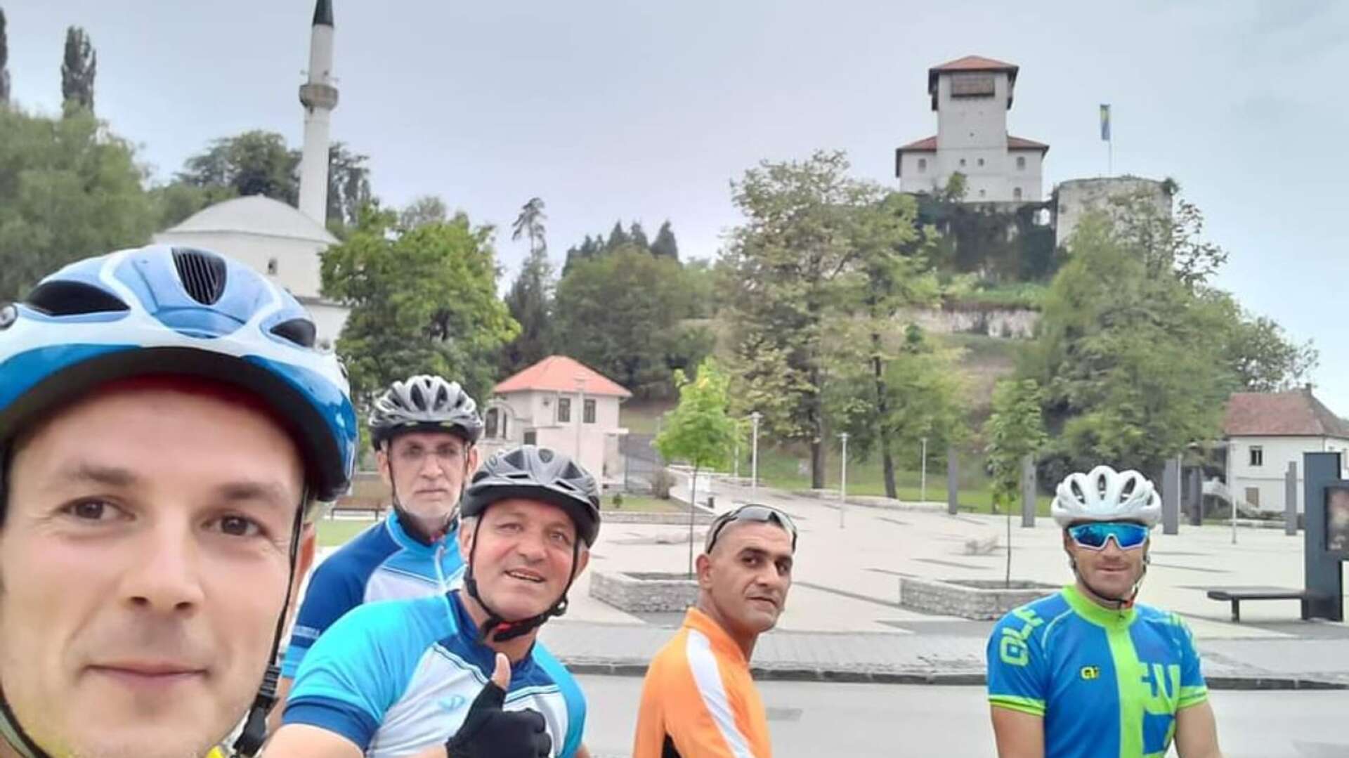 Suad Buljabasic, till vänster, och Reuf Jahic närmast honom från en gemensam runda med andra vänner i Bosnien förra sommaren.