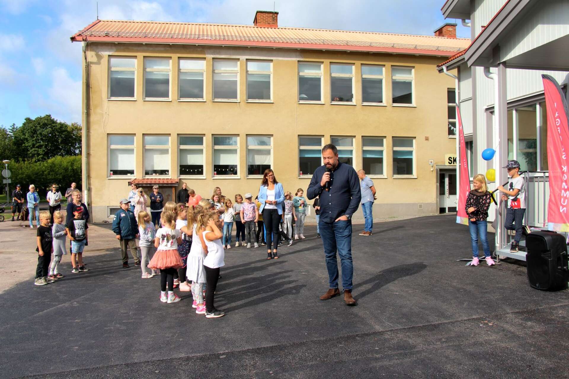 Nya Råda skola invigdes 2019 av kommunalrådet Jens Fischer (OR). Mellanstadiet planeras att stå klart höstterminen 2023