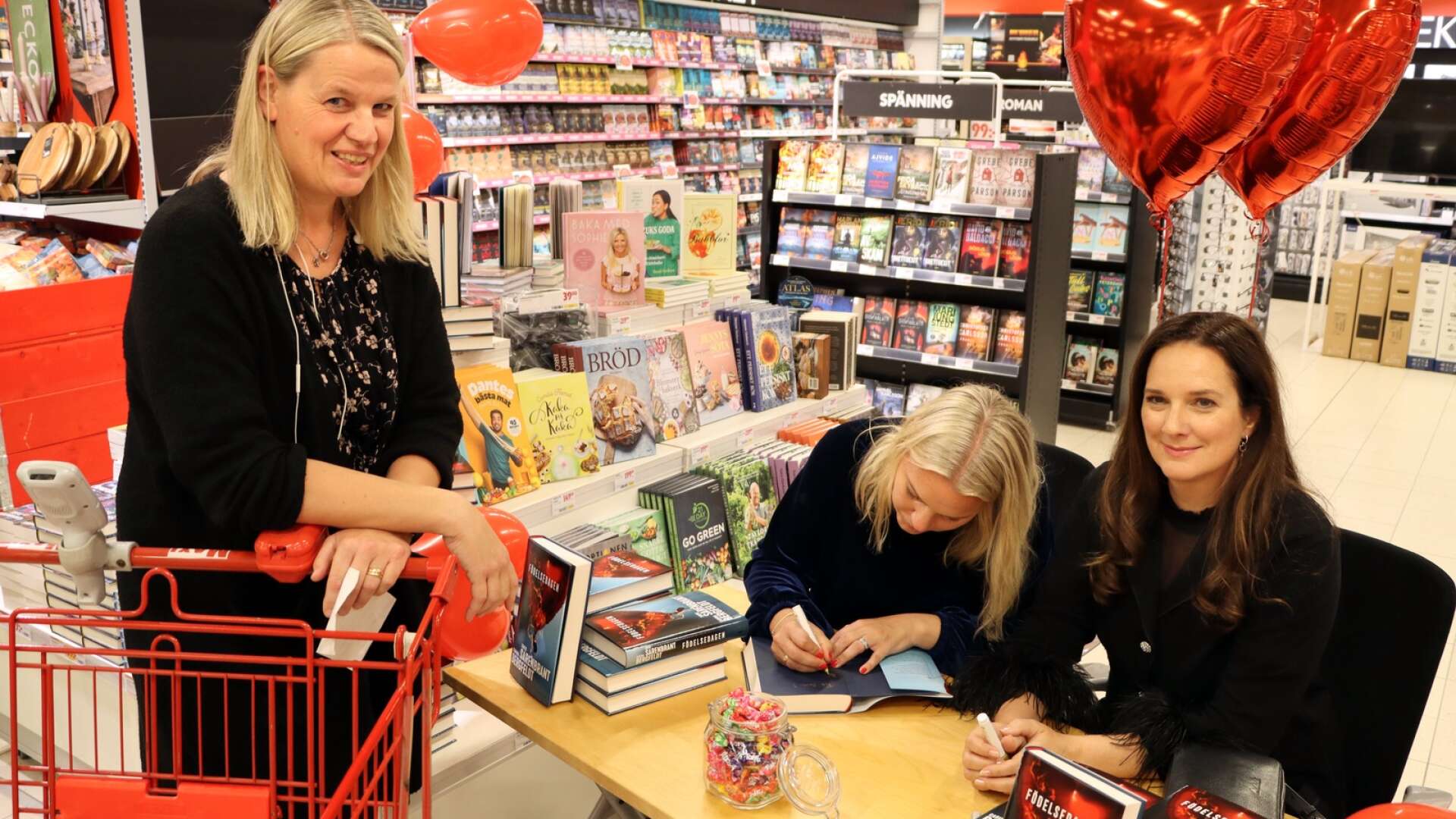 Sara Knutsson var glad att hon var på Ica Maxi just på onsdagen för då fick hon träffa författarduon Carina Bergfeldt och Sofie Sarenbrant. ”Jag har följt deras skrivprocess så det blir både roligt och spännande att läsa deras bok”