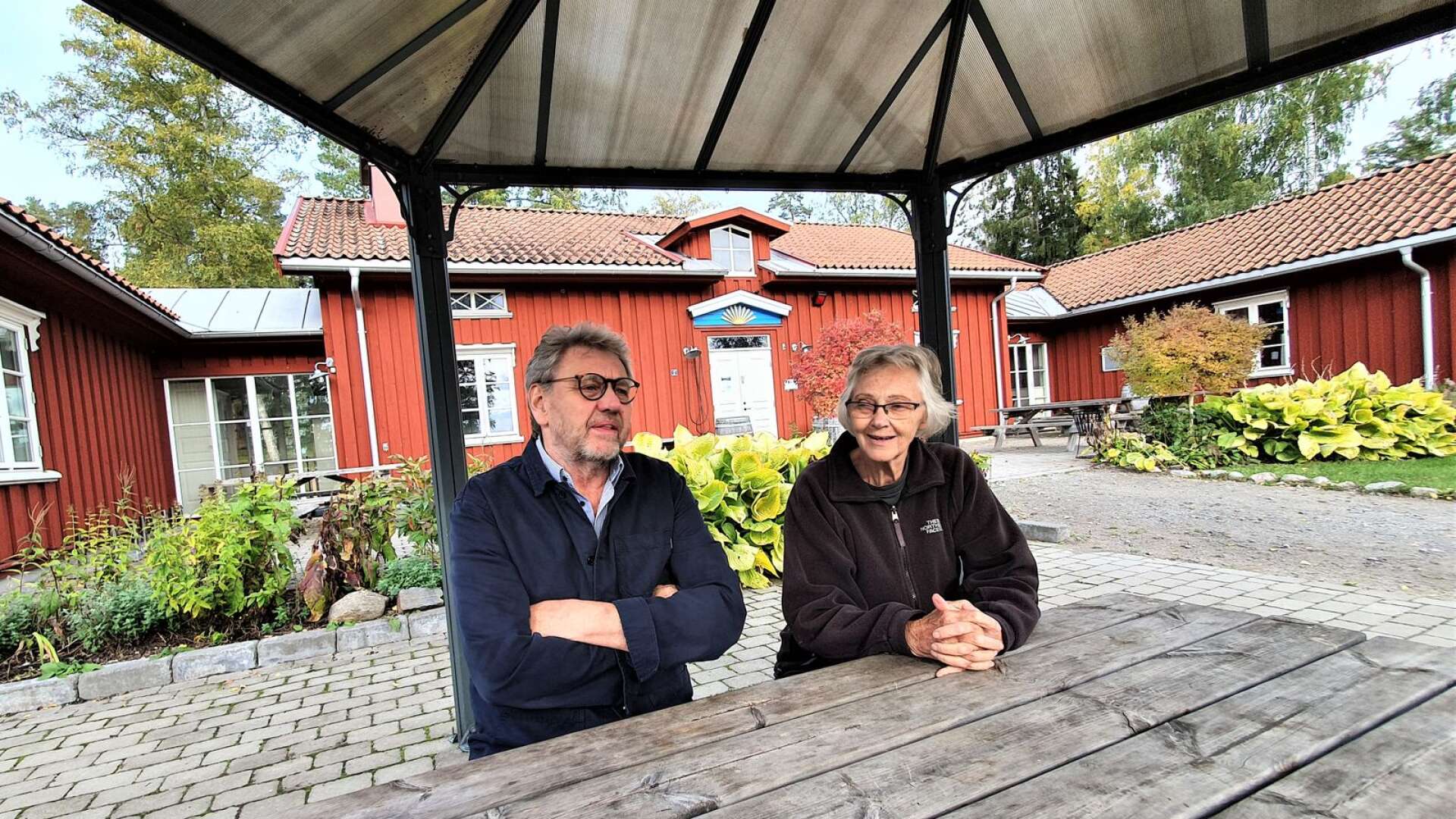 Dan Koppfeldt, ordförande i Västra Värmlands Fornminnesförening, som ansvarar för Sågudden och Kafé Nystuga, har fått ta emot kritiska synpunkter på caféverksamheten i sommar.  Här tillsammans med föreningens vice ordförande Gun Fredriksson.