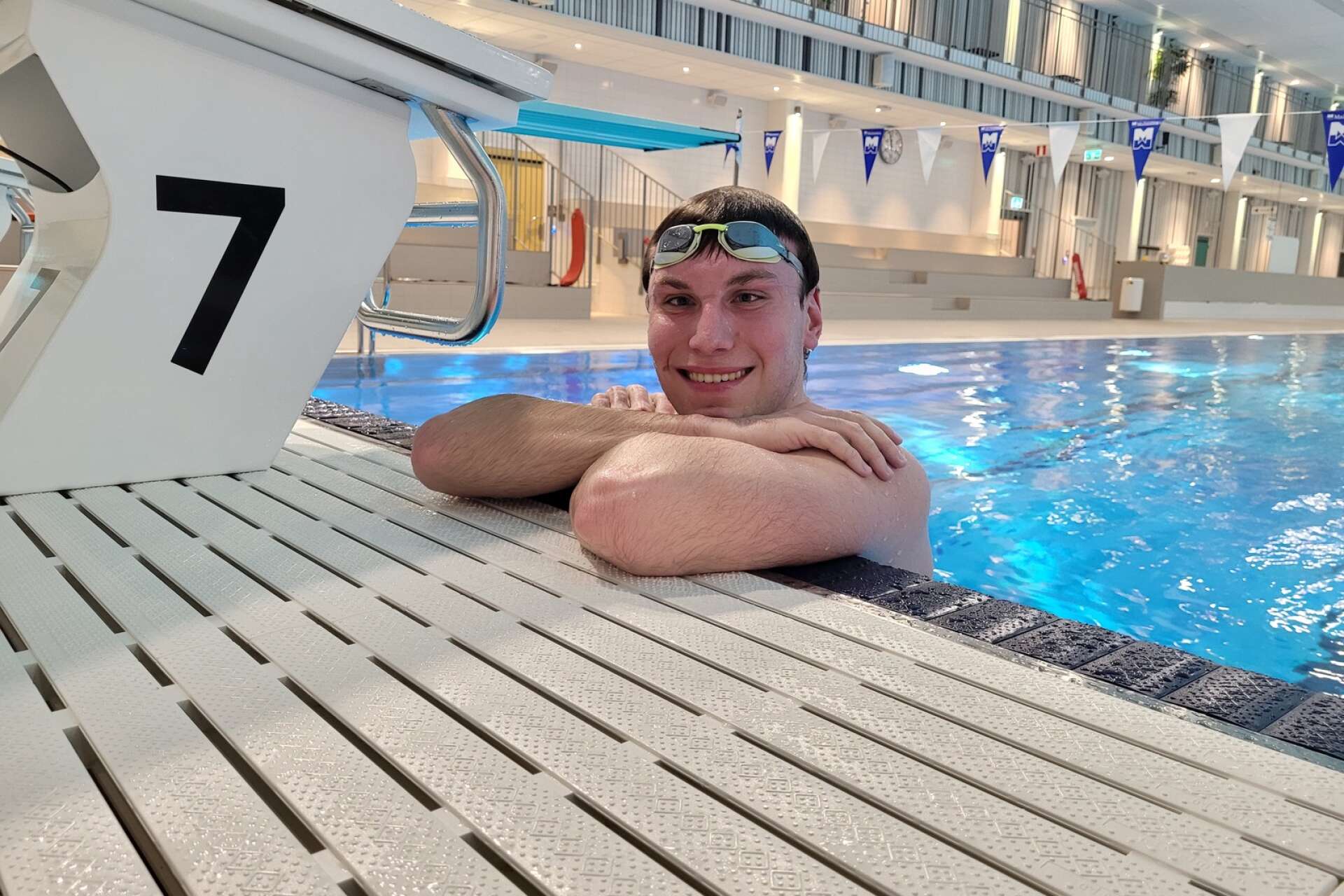 Tobias Klasson tränar simning sex dagar i veckan.