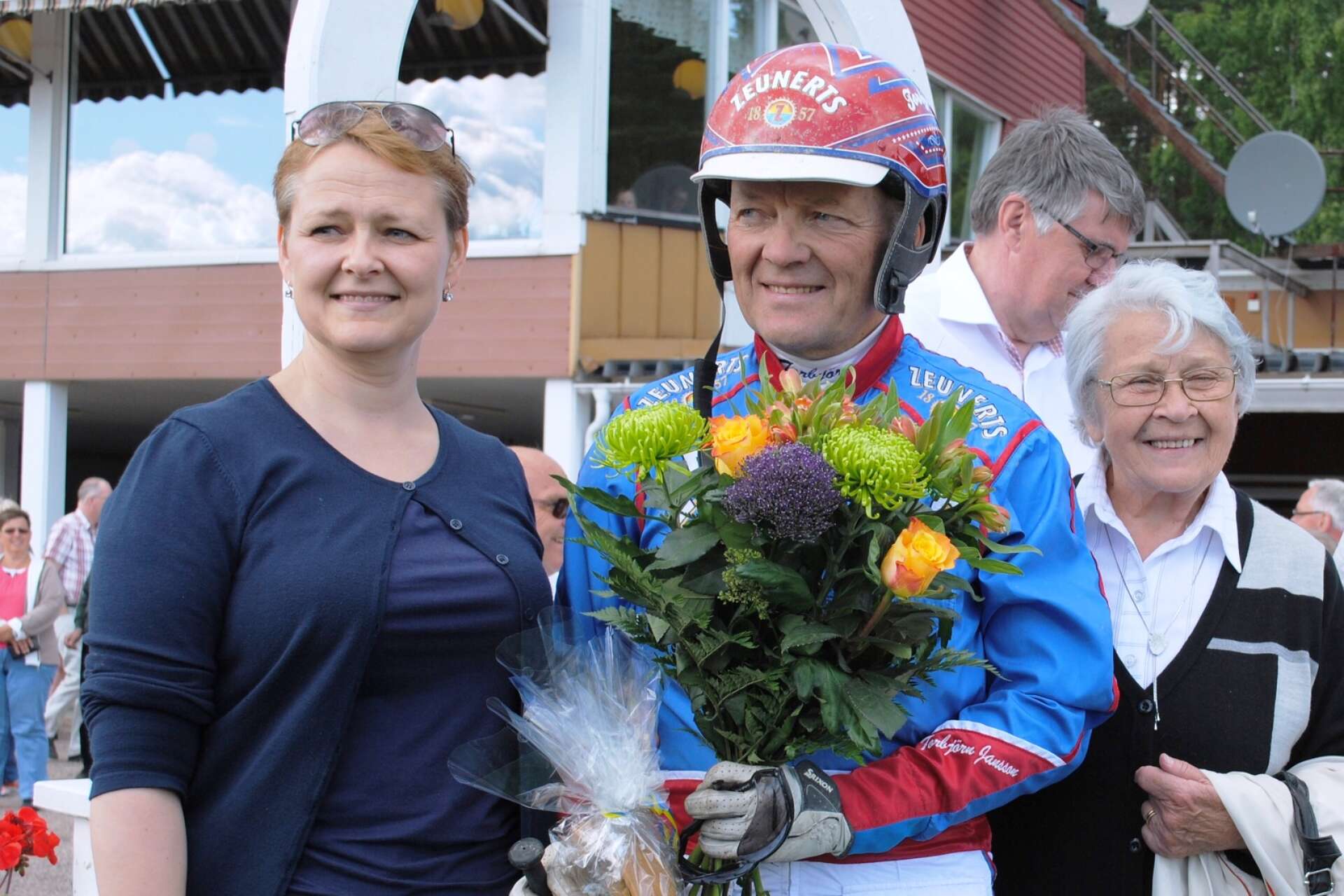 Systern Birgitta och mamma Alice när man firade Torbjörn Janssons 4000-tusende seger i Årjäng. I lördags körde han sitt sista lopp i Europaderbyt på Solvalla.