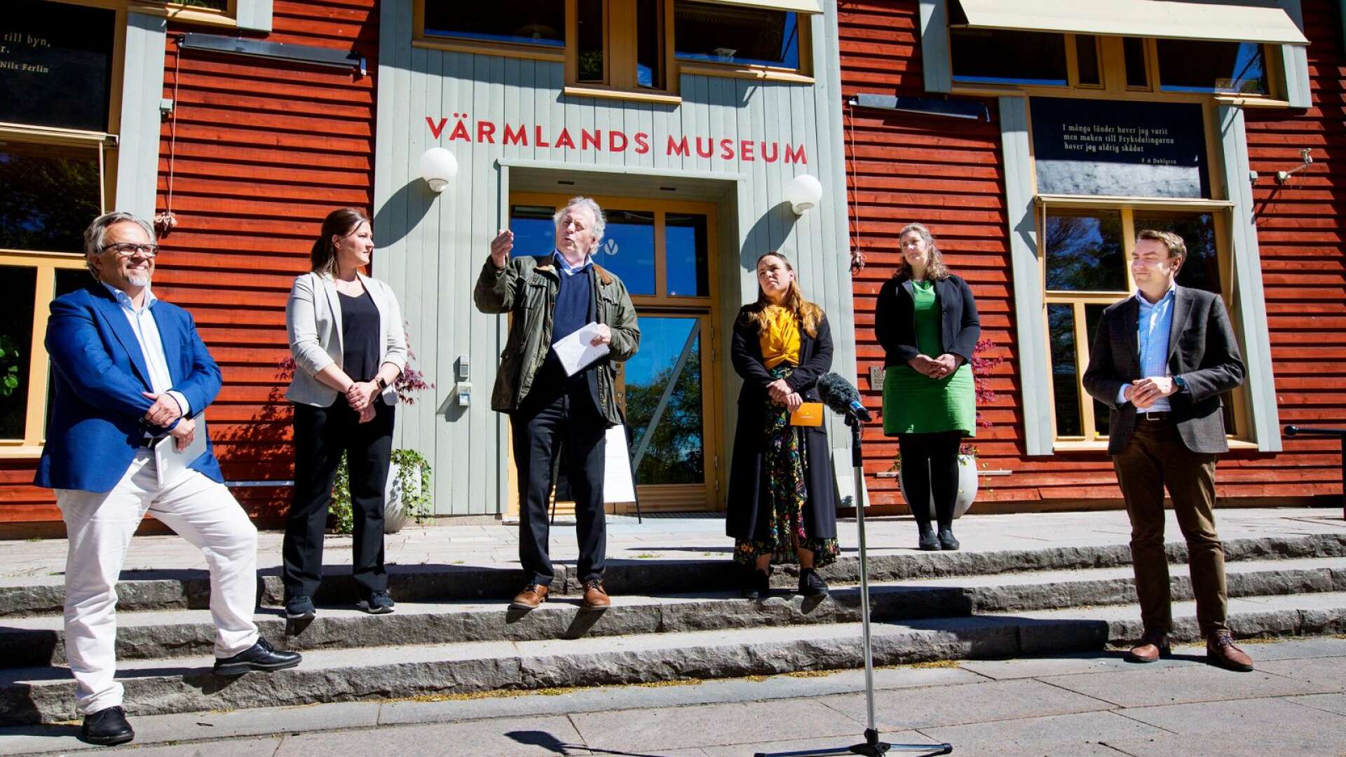 Niklas Wikström (L), Frida Pettersson (C), Per-Samuel Nisser (M), Linda Larsson (S), Monika Bubholz (MP) och Erik Nilsson (KD) berättar att de nu lägger en gemensam budget med anledning av coronapandemin.