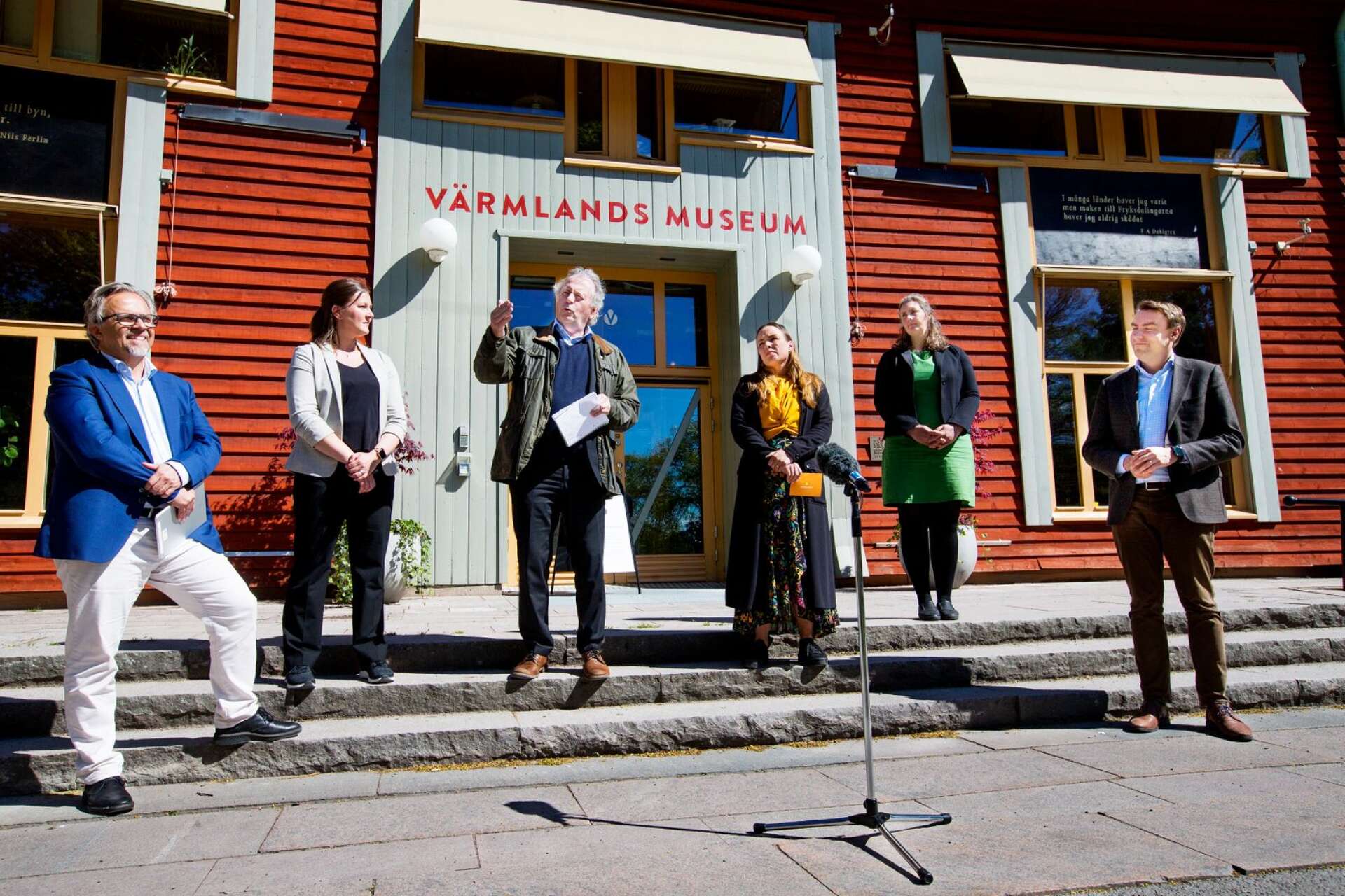 Niklas Wikström (L), Frida Pettersson (C), Per-Samuel Nisser (M), Linda Larsson (S), Monika Bubholz (MP) och Erik Nilsson (KD) berättar att de nu lägger en gemensam budget med anledning av coronapandemin.