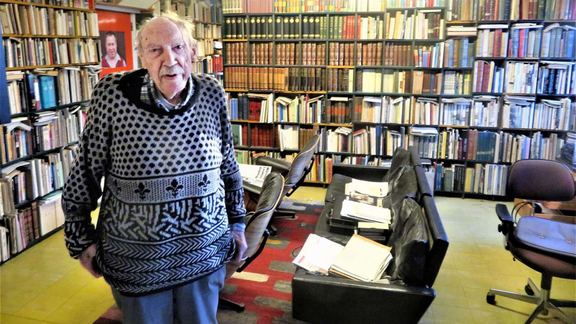 Alf Folmer i sitt stora bibliotek.