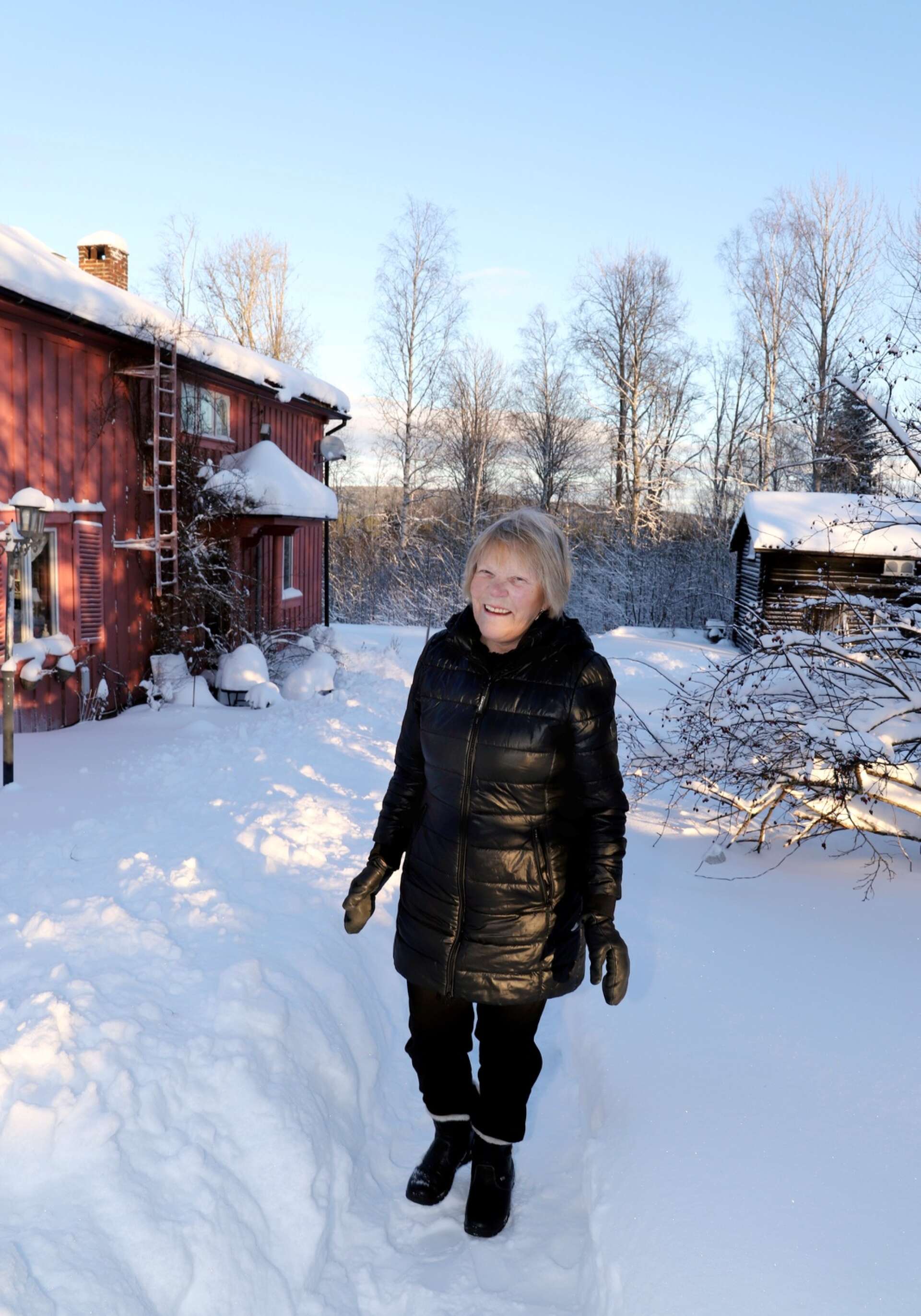 Snön ligger djup kring Godmansro. Till sommaren kommer det att blomma - men i konsten blommar det alltid hos Ulla Grönqvist.