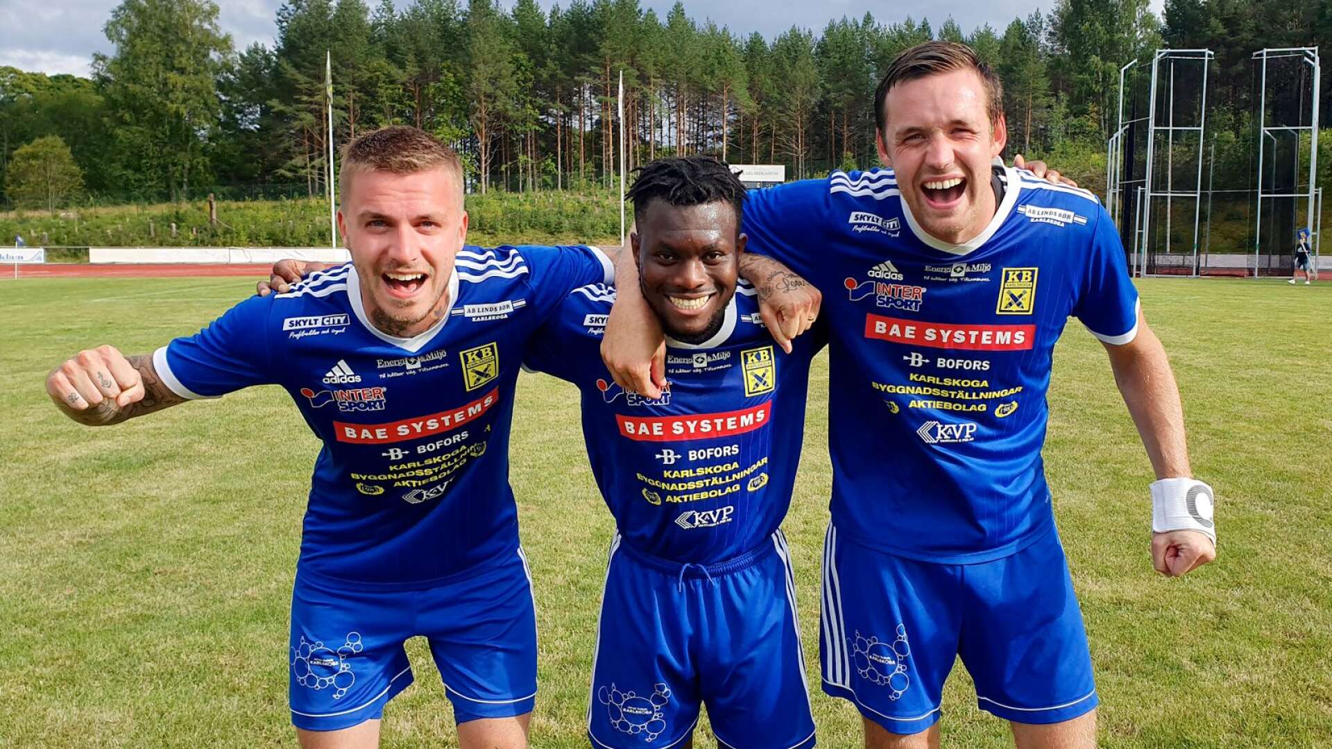 Glada målgörare sedan KB Karlskoga tagit tredje raka segern i division 4. Från vänster: Max Selmer, tvåmålsskytten Kuwsi Kojo Ofushine och Alexander Hjärpe. 