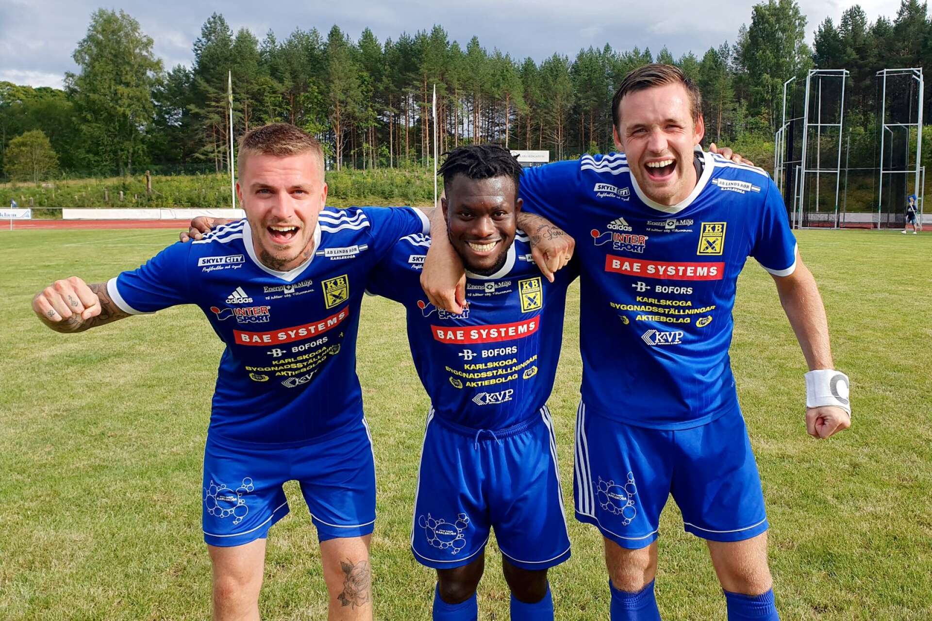 Glada målgörare sedan KB Karlskoga tagit tredje raka segern i division 4. Från vänster: Max Selmer, tvåmålsskytten Kuwsi Kojo Ofushine och Alexander Hjärpe. 