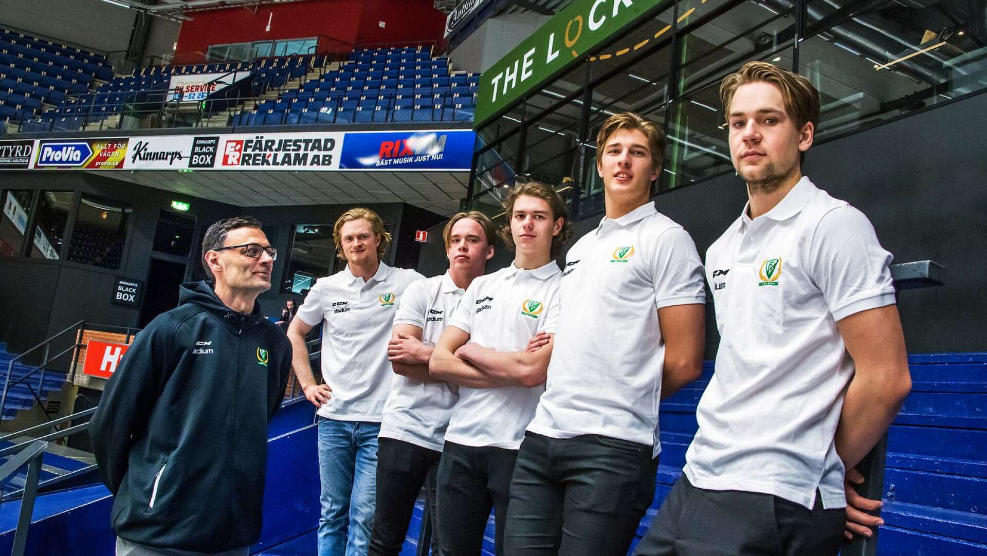 Färjestads nya assisterande tränare Peter Popovic tillsammans nyförvärven Frv: Linus Arnesson, Oscar Lawner, Albert Johansson, Oskar Bäck, Lucas Ekeståhl Jonsson.