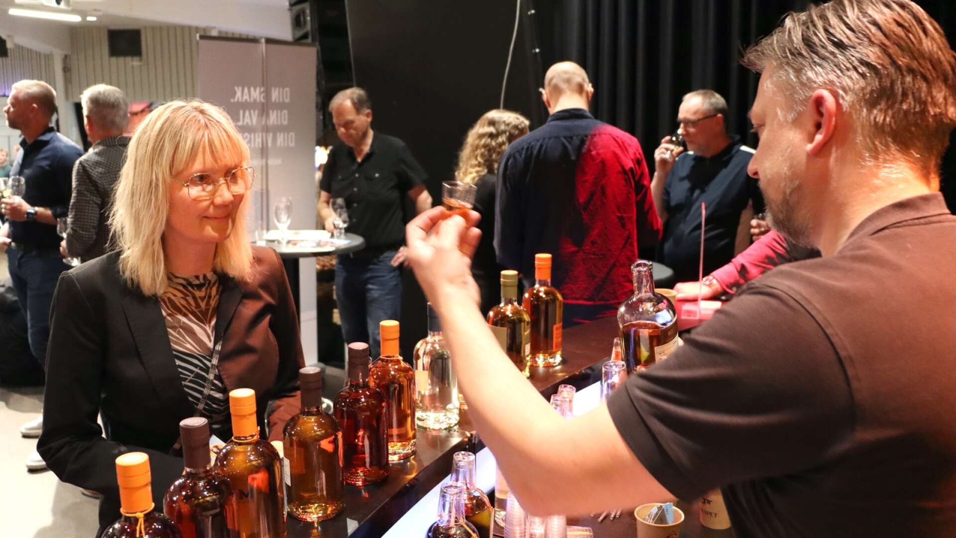 Öl- och whiskymässan i Valhall inleddes för sjunde gången under fredagskvällen. Seyja Kalliomäki, Skövde, tycker det är kul att få lära sig om de olika sorterna. Henrik Carlsson, Mackmyra, berättar om sitt utbud.