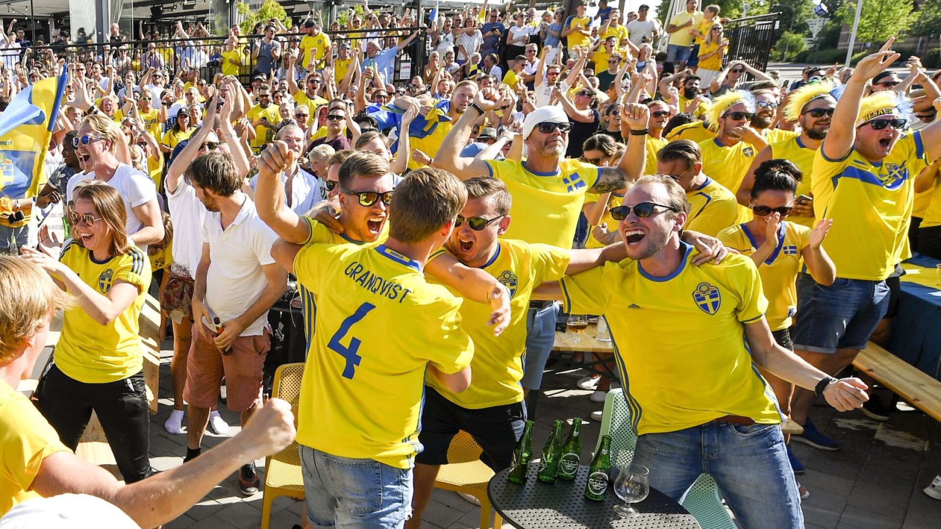 Scener som de utan för Olssons Bazar under VM 2018 kommer vi knappast få se, men 36 procent av värmlänningarna planerar att ta en tidig helg i morgon för att hinna se Sveriges match mot Slovakien.