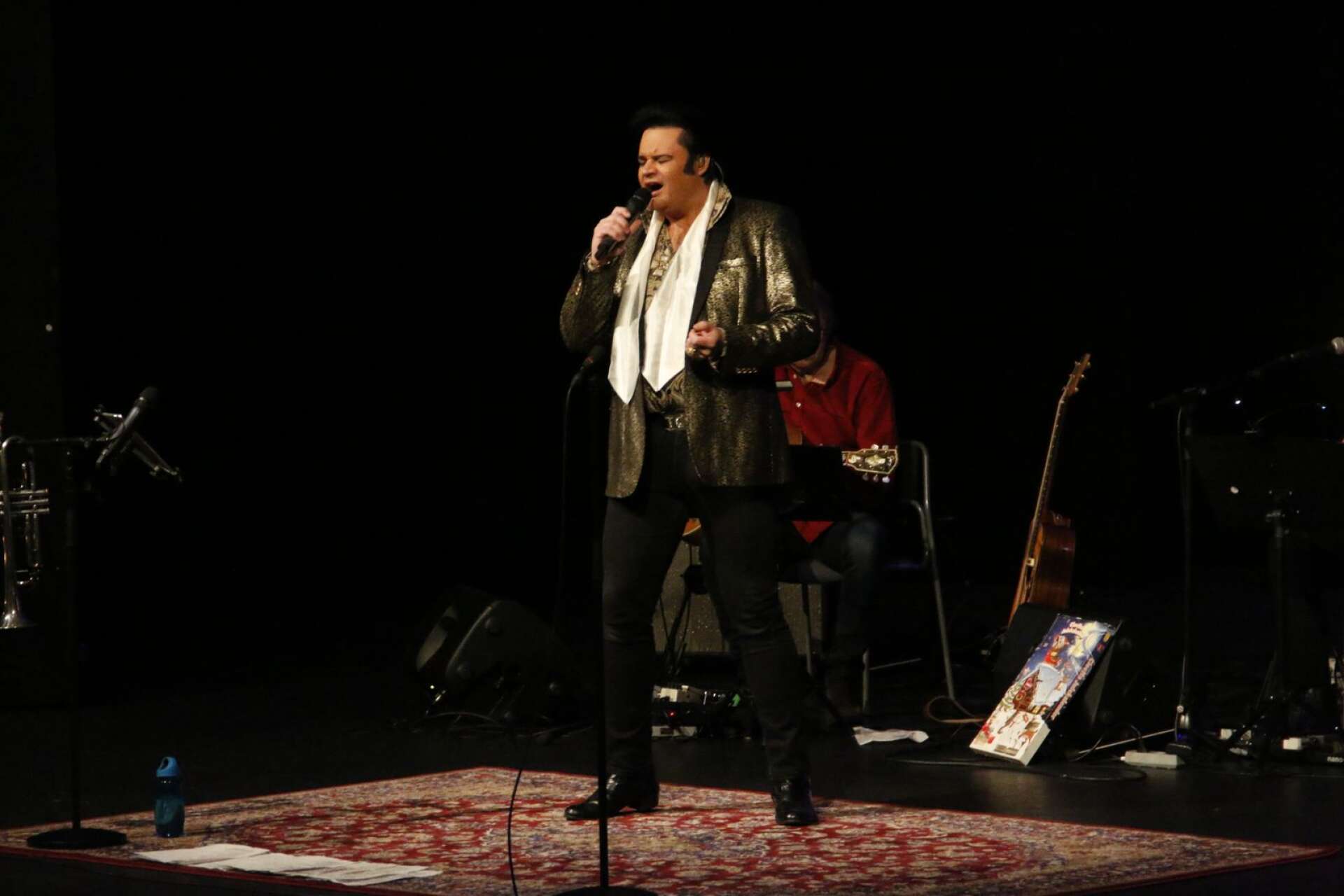 ”Elvis” i klassiska scenkläder sjunger en av kvällens låtar.