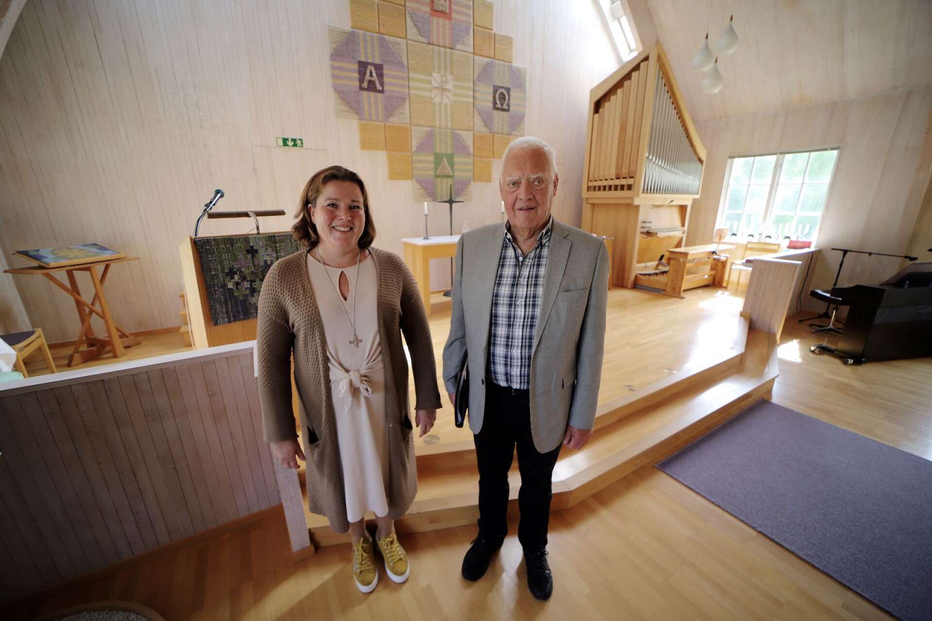 Lena Hildén, kyrkoherde, och Sven Pettersson, ordförande i kyrkorådet tror att en sammanslagning är vägen framåt i Steneby.