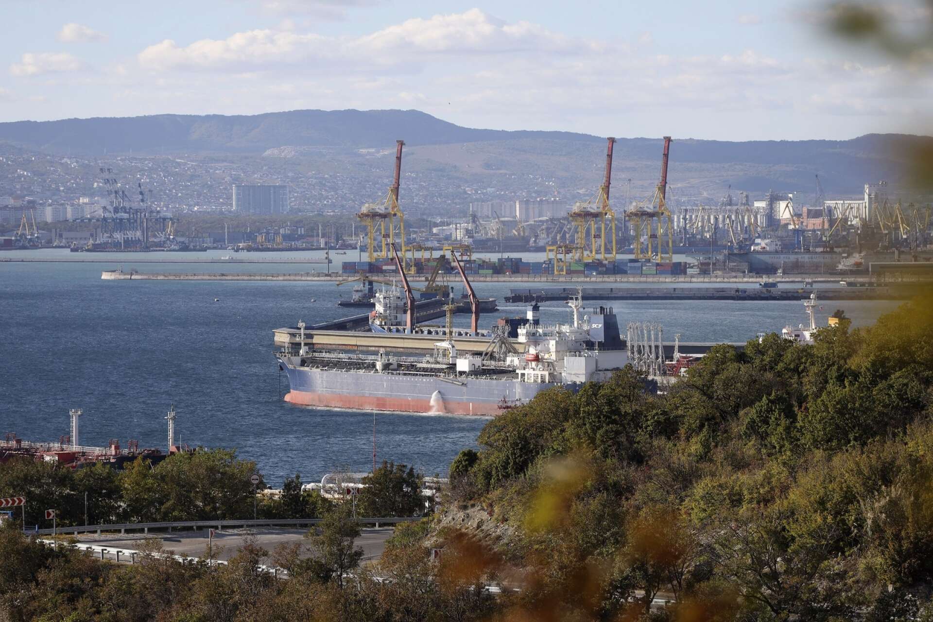 Ryssland tjänar lika mycket som tidigare på sin energiexport, men vi måste betala mellanhänderna för deras insatser, skriver Simon Alm. (Bilden visar hamnen i Novorossijsk.)