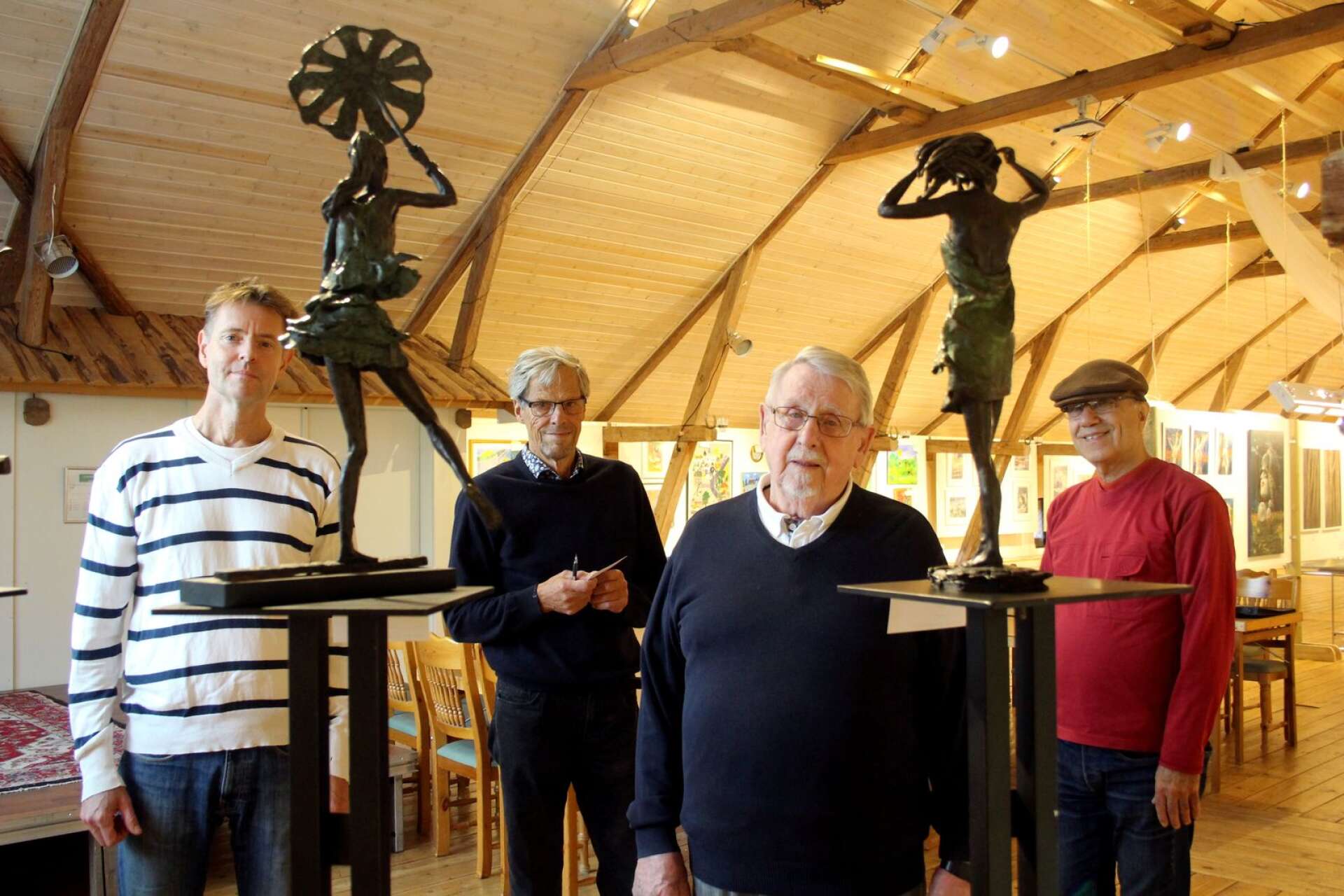 Karlstadskoloristerna Peter Jansson, Bo Wiktorsson och Per-Erik Hedell arrangerar Konstmässan på Almars gård tillsammans med konstvänner, däribland Ali Samini. Här står de vid skulpturer av Laura Gunnarsson.