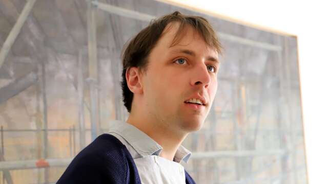 Leif Engström från Arvika belönas i sitt konstnärskap med ett stort stipendium från en stiftelse.