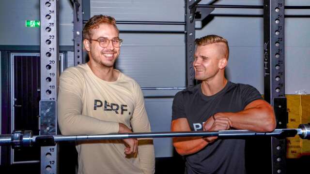 – Vi vill sänka osäkerhetströskeln som en del kan känna första gången de kommer till ett nytt gym, säger Petter Århäll och Viktor Rosengren, som öppnar Physio Perfection Töreboda i Rotkilen. 
