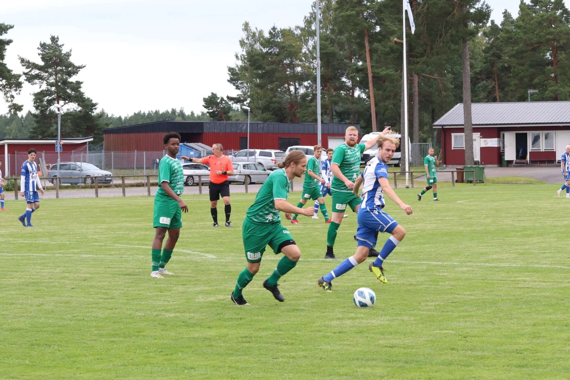 IFK Åmål hade inledningsvis svårt att få till något ordnat spel. Men det såg bättre ut efter paus, när Högsäters GF drog sig tillbaka och bevakade sin ledning.