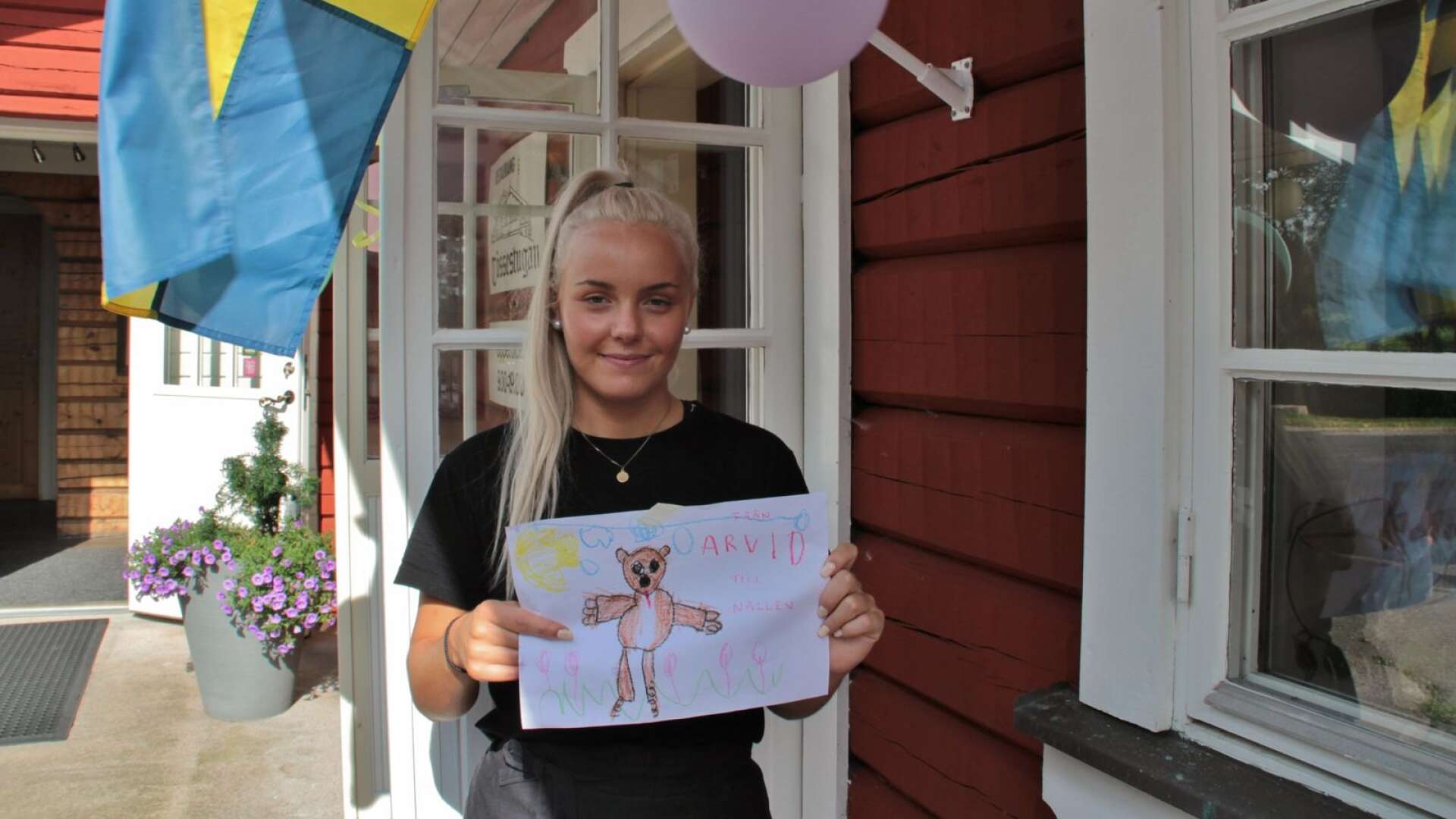 Liza Karlsson var en av lekledarna på Tössestugan och blev i rollen som kramgo nalle även fint avporträtterad av alla barn som deltog i aktiviteterna.