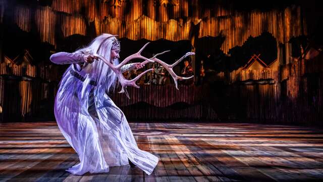 ”När jag tittar på den samiska mytologin så är gudinnorna oerhört viktiga. Man kan säga att jag försöker återta den kvinnliga dimensionen i verket”, säger Leif Stinnerbom. Här syns dansaren och skådespelaren Henrietta Wallberg som Attjis-ietnie i Västanå teaters föreställning ”Solens dotter – sägner från Sameland.”