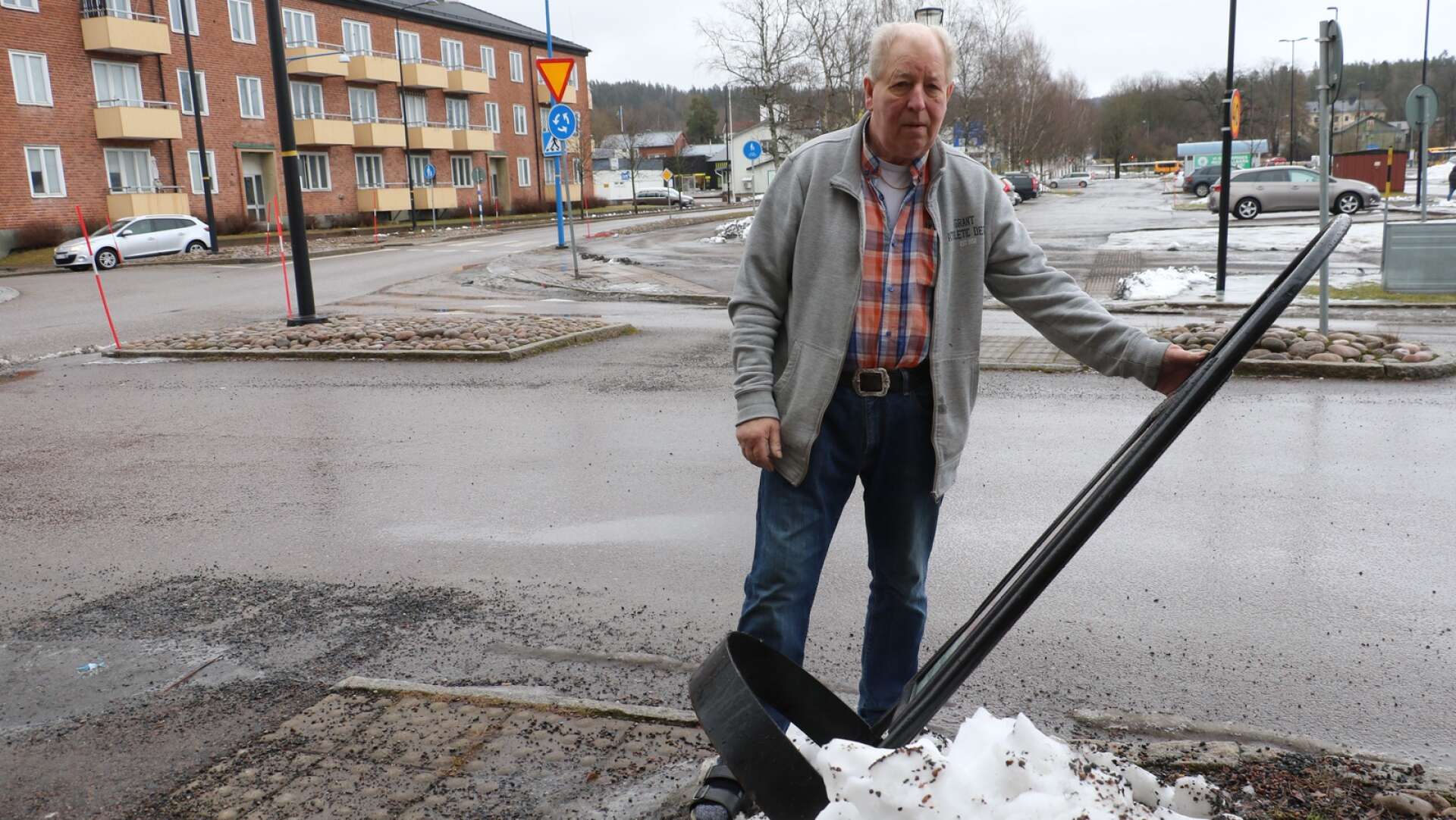 Leif Almstedt som driver Nordströms skor i Filipstad reagerar att hans butiksskylt blir påkörd varje gång det ska snöröjas i Filipstad.