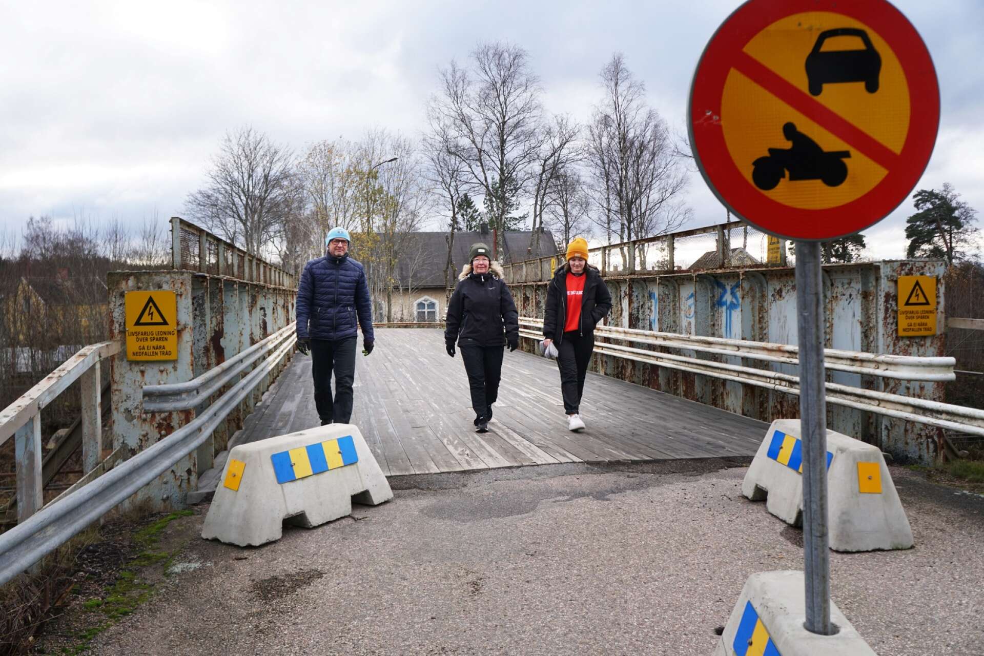 Maria, Peter och Emma Andersson säger att järnvägsbron är viktig för Björneborg.