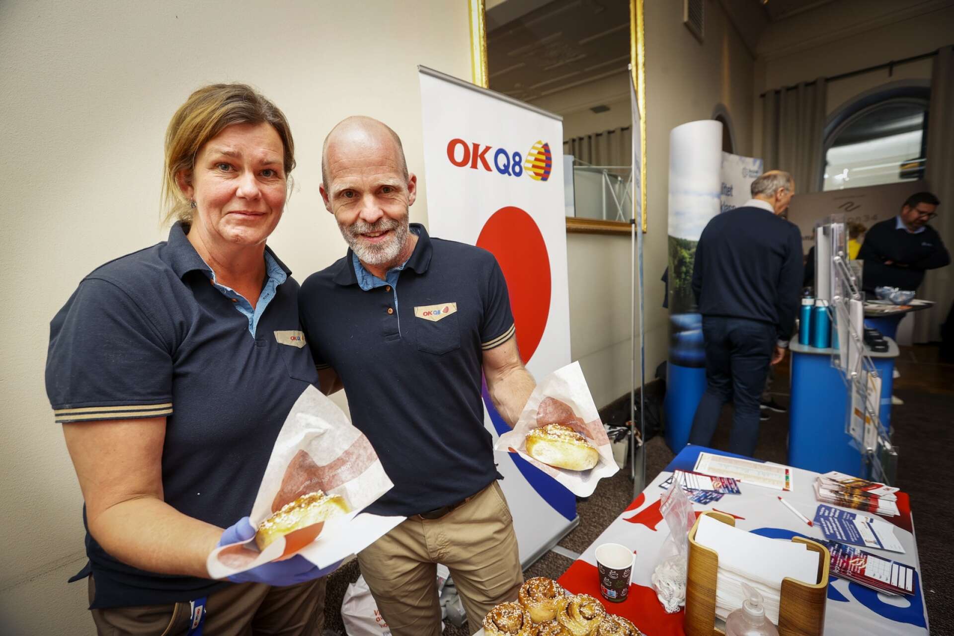 Maria Olsson, säljare på OKQ8 Höjdgatan Karlstad och Magnus Wickström, säljchef OKQ8 Skoghall serverade kaffe och bullar. 