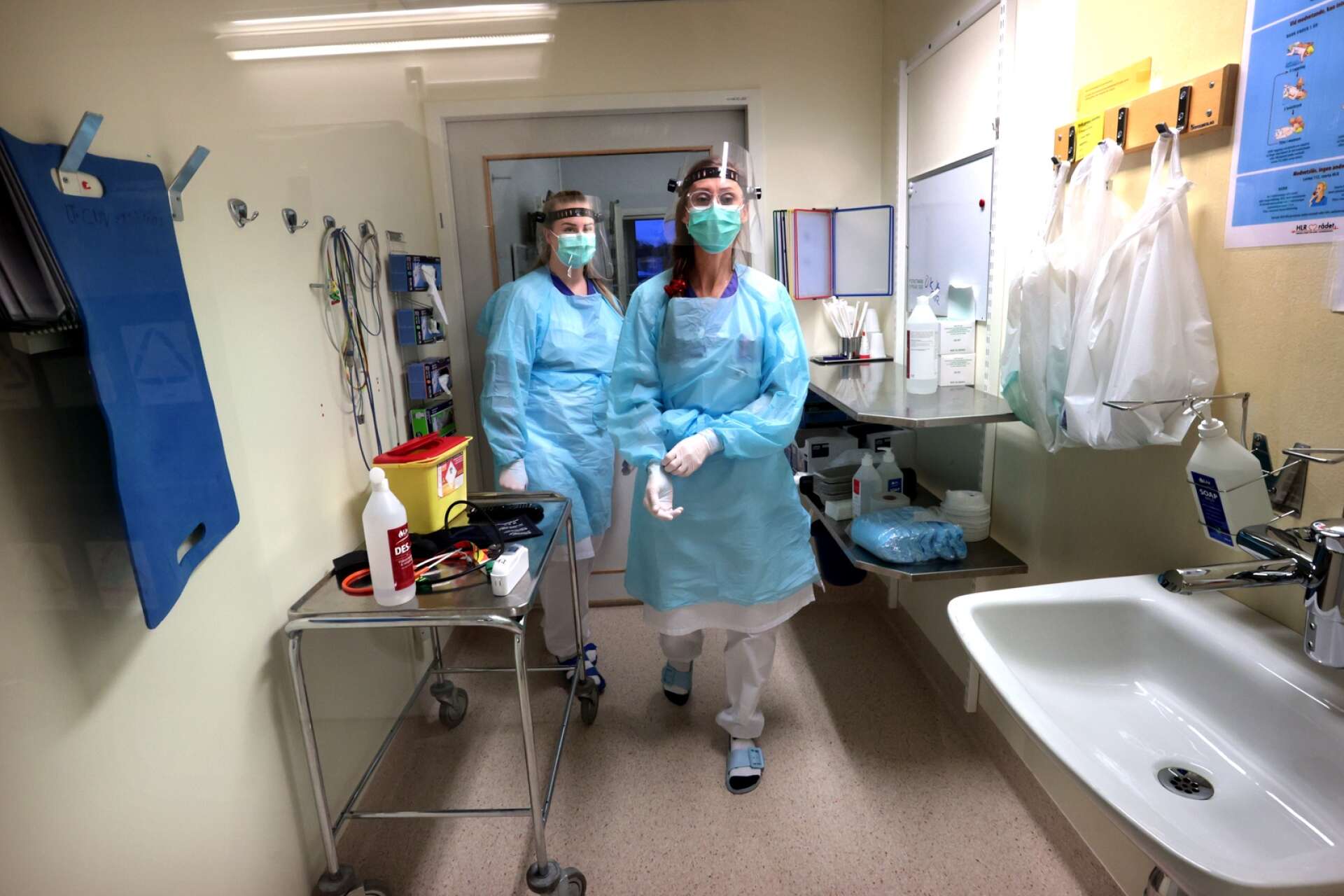Sjuksköterskan Erica Kolm och undersköterskan Katja Gyllensteen Hahn på infektionskliniken. (Arkivbild). 