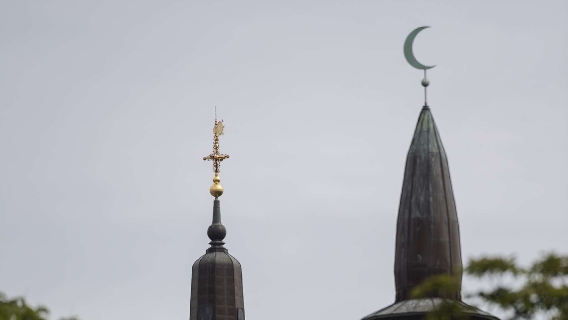 Däremot är det helt klart att vi behöver ha betydligt bättre koll på eventuellt fuffens som pågår i och runt moskéer eller kyrkor, skriver Carolin Dahlman.