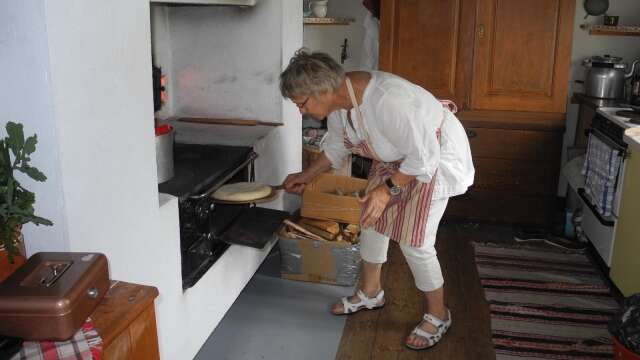 Monika Andrén ansvarade för vedspisen och kakgräddningen i hembygdsgårdens kök.