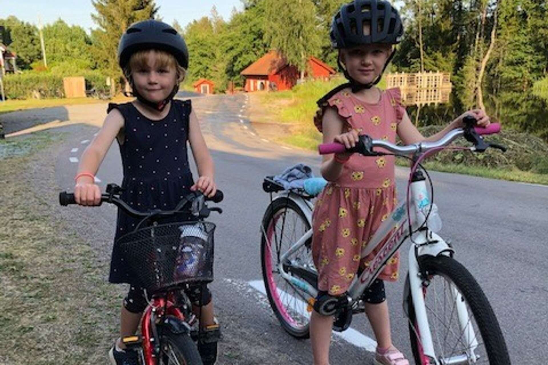 Yngsta deltagarna var My och Inez, fem och sju år, från Björkil. De är flitiga deltagare i cykelrundorna.