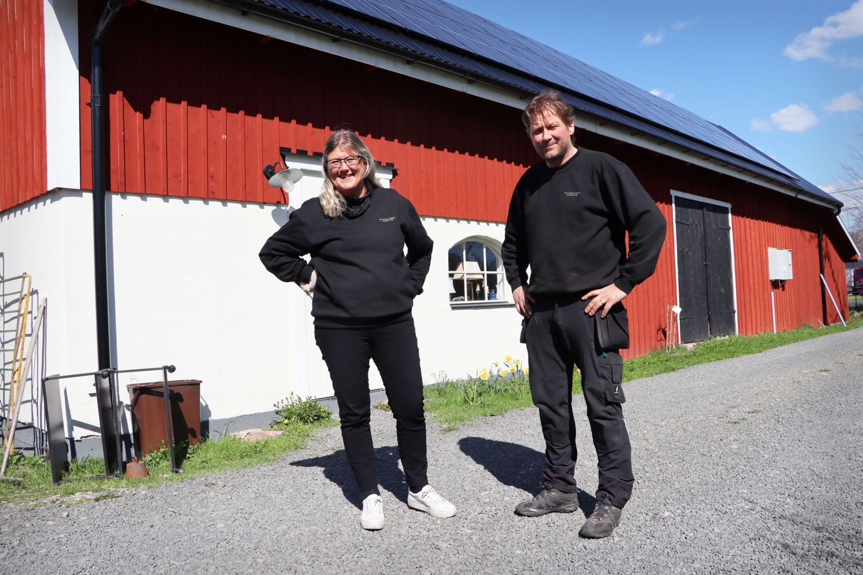 Carina Hagström Bergh och Anders Hagström har sitt föräldrahem på andra sidan vägen från ladan sett.