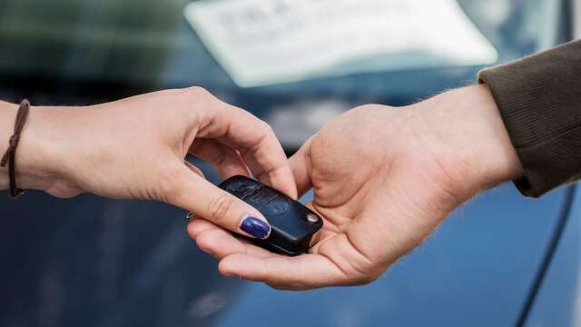 En anmälan om bedrägeri är upprättad efter en privatperson köpt en trasig bil av en bilfirma.