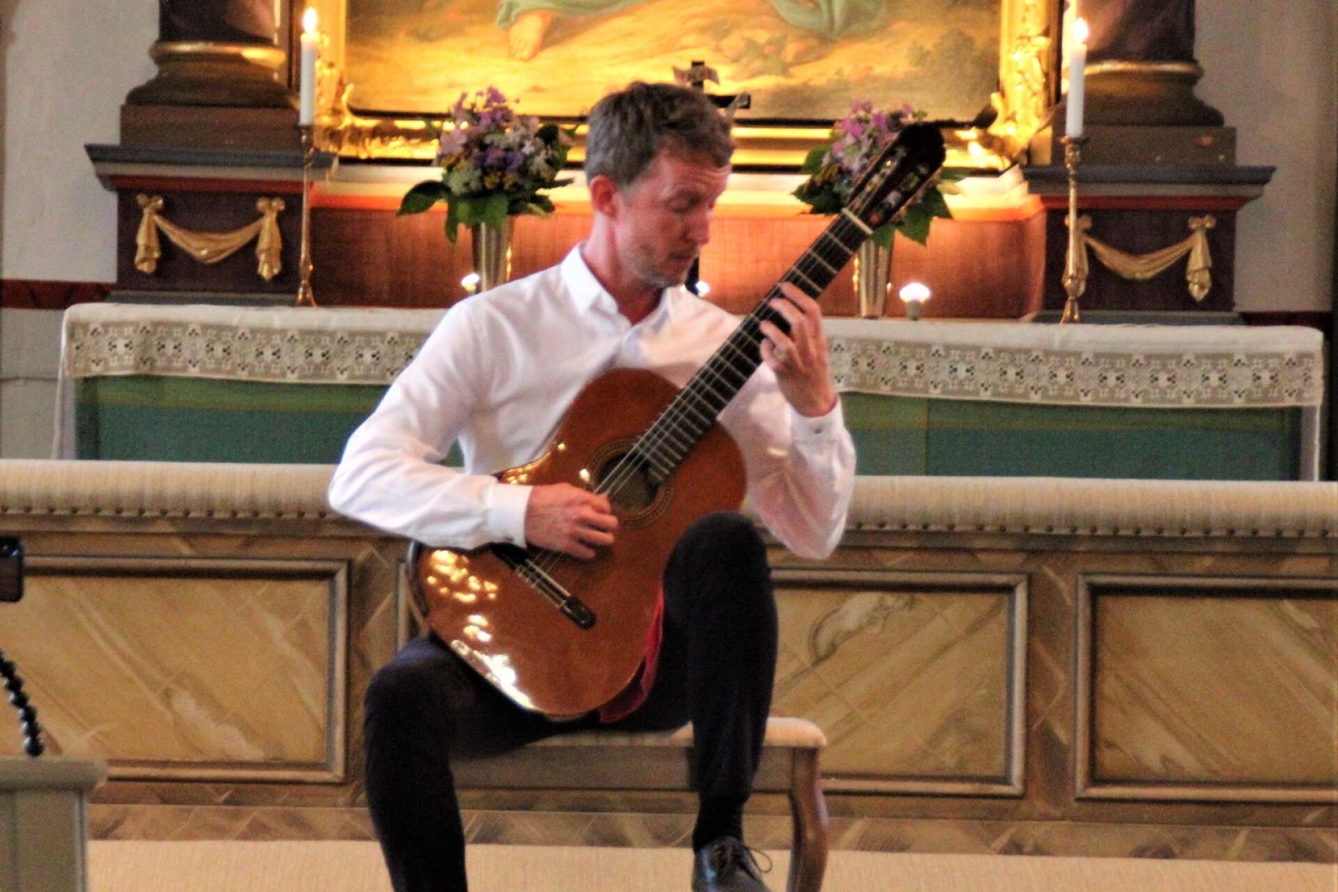 Martin Fogel spelar klassisk gitarr i Särestads kyrka.
