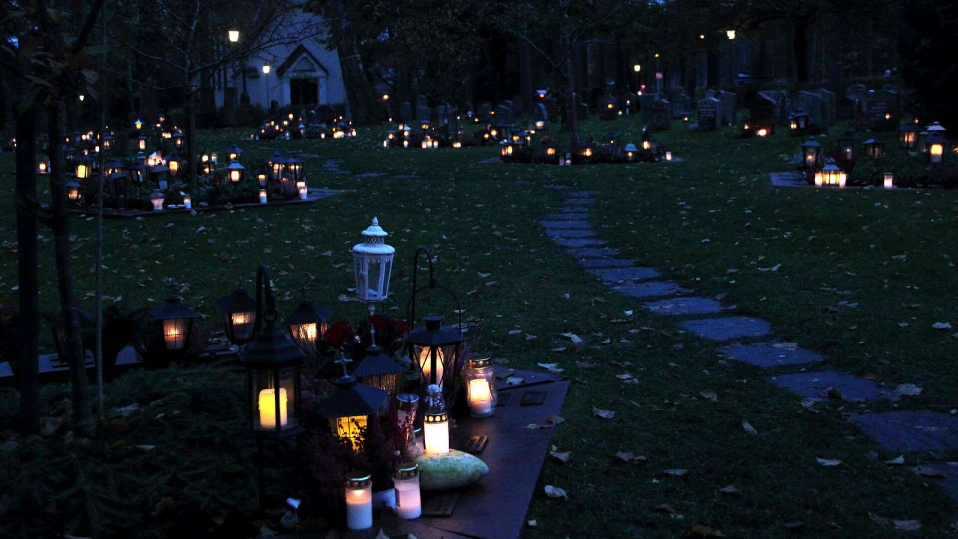 De som i stället för att tända ljus på kyrkogården väljer att tända inne i kyrkan, hänvisas i helgen till Fredens kapell, då Degerfors kyrka endast är öppen för inbjudna till minnesgudstjänst.