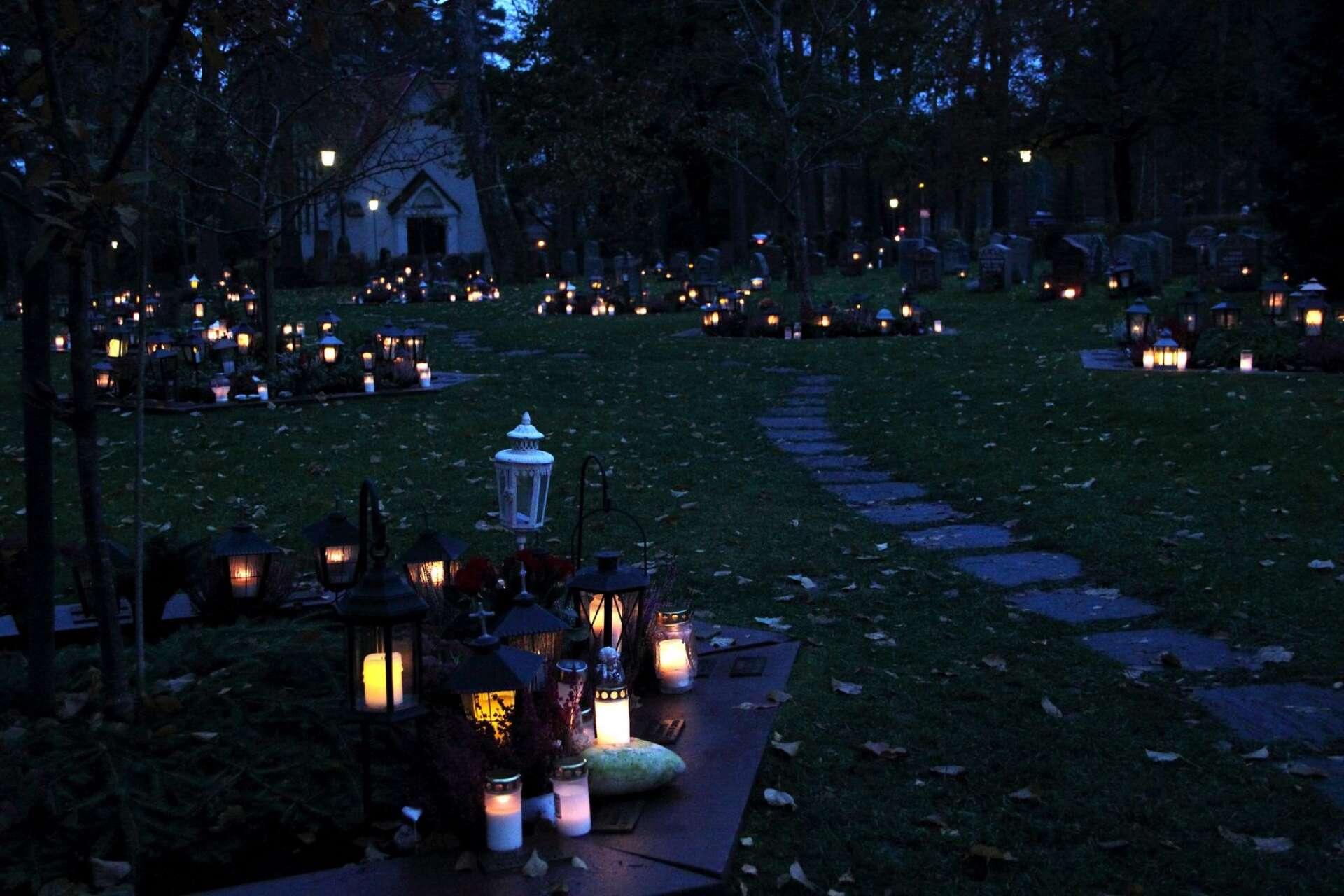 De som i stället för att tända ljus på kyrkogården väljer att tända inne i kyrkan, hänvisas i helgen till Fredens kapell, då Degerfors kyrka endast är öppen för inbjudna till minnesgudstjänst.