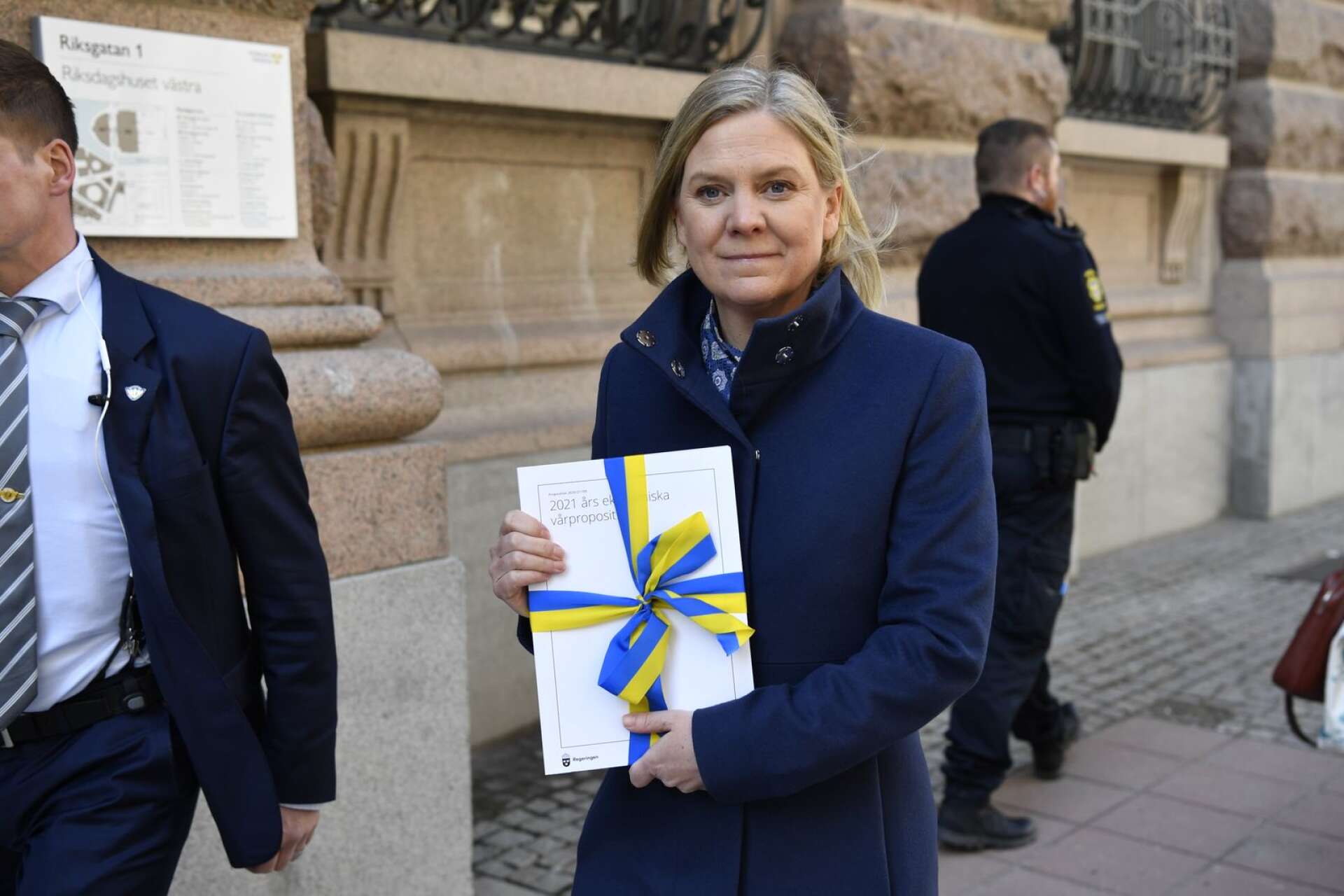Finansminister Magdalena Andersson ska överlämna budgetpropositionen till riksdagen på måndagen. Om den sedan går igenom är oklart.