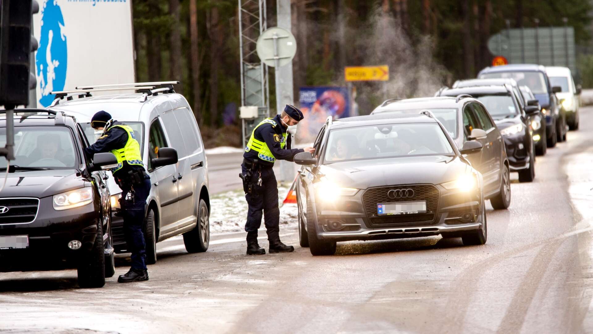 Polisen står vid norska gränsen och kontrollerar att inresande som inte är svenska medborgare har vaccinationsintyg eller nyligen tagna covid-tester. Problem med 4G-täckningen gjorde dock att flera norrmän var tvungna att vända tillbaka in i Norge.