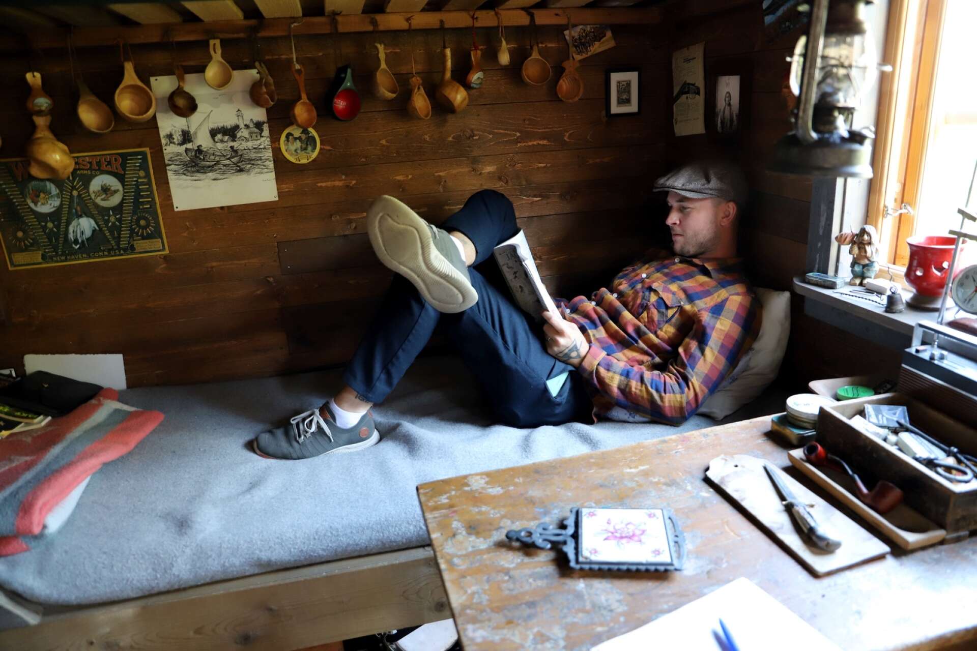 Daniel Zausnig gillar eremitlivet i kojan. Ibland målar han, ibland läser han, ibland sitter han bara här och funderar.