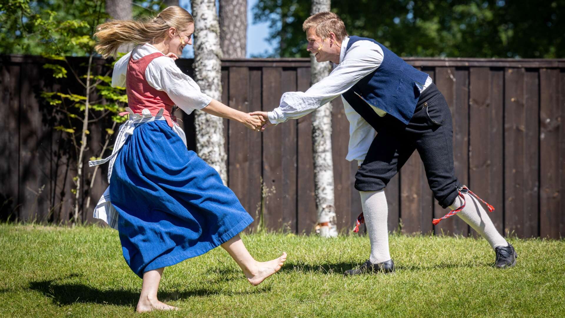 Musiken och glädjen är alltid nära i Värmland. Men Anna och Erik (Emelie Hebbe och Ole Aleksander Bang) får erfara att kärleken också kan kräva kamp.