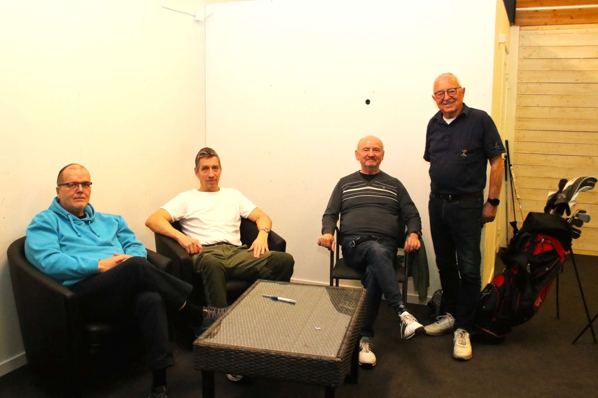 Conny Eriksson, Jonas Ranheden, Martin Plikk och Sten Svenhage har samkväm i golfhallen.