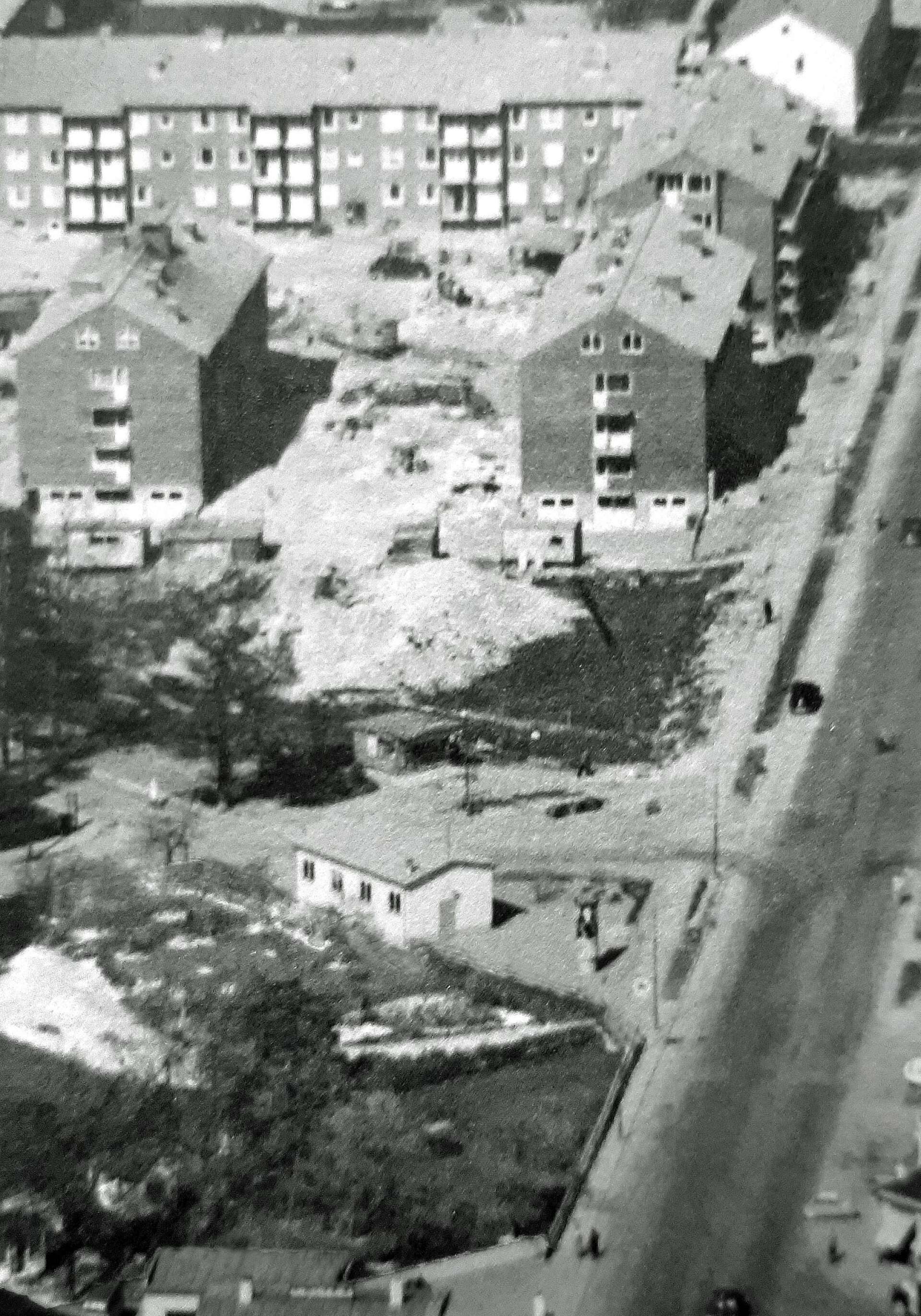 När kvarteret Vallen byggdes på 1950-talet låg Allékiosken där det sydligaste huset senare byggdes. På bilden kan man se kiosken mellan en större jordhög och den vita förrådsbyggnaden.
