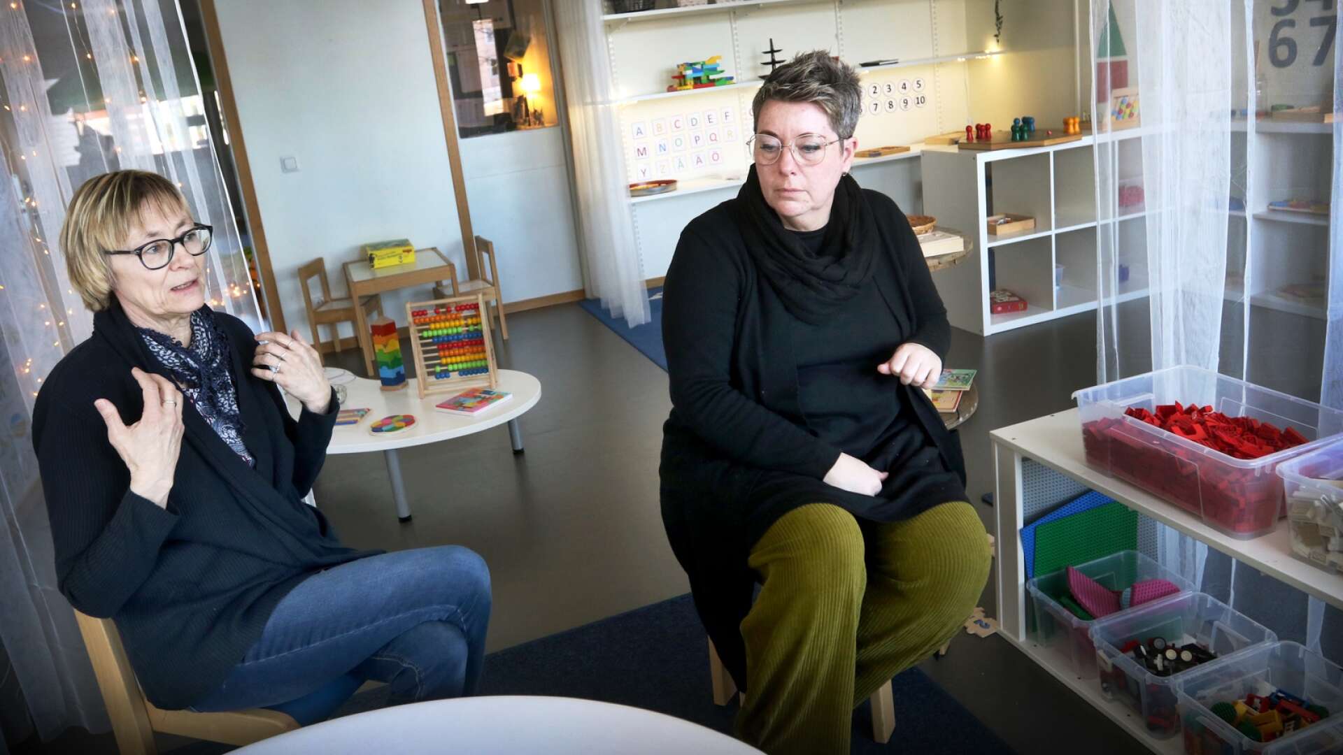 På förskolan Ljungdalen jobbar pedagogerna Mona Anderson och Petra Sköld, just nu ligger det stort fokus på att prata om kriget i Ukraina.
