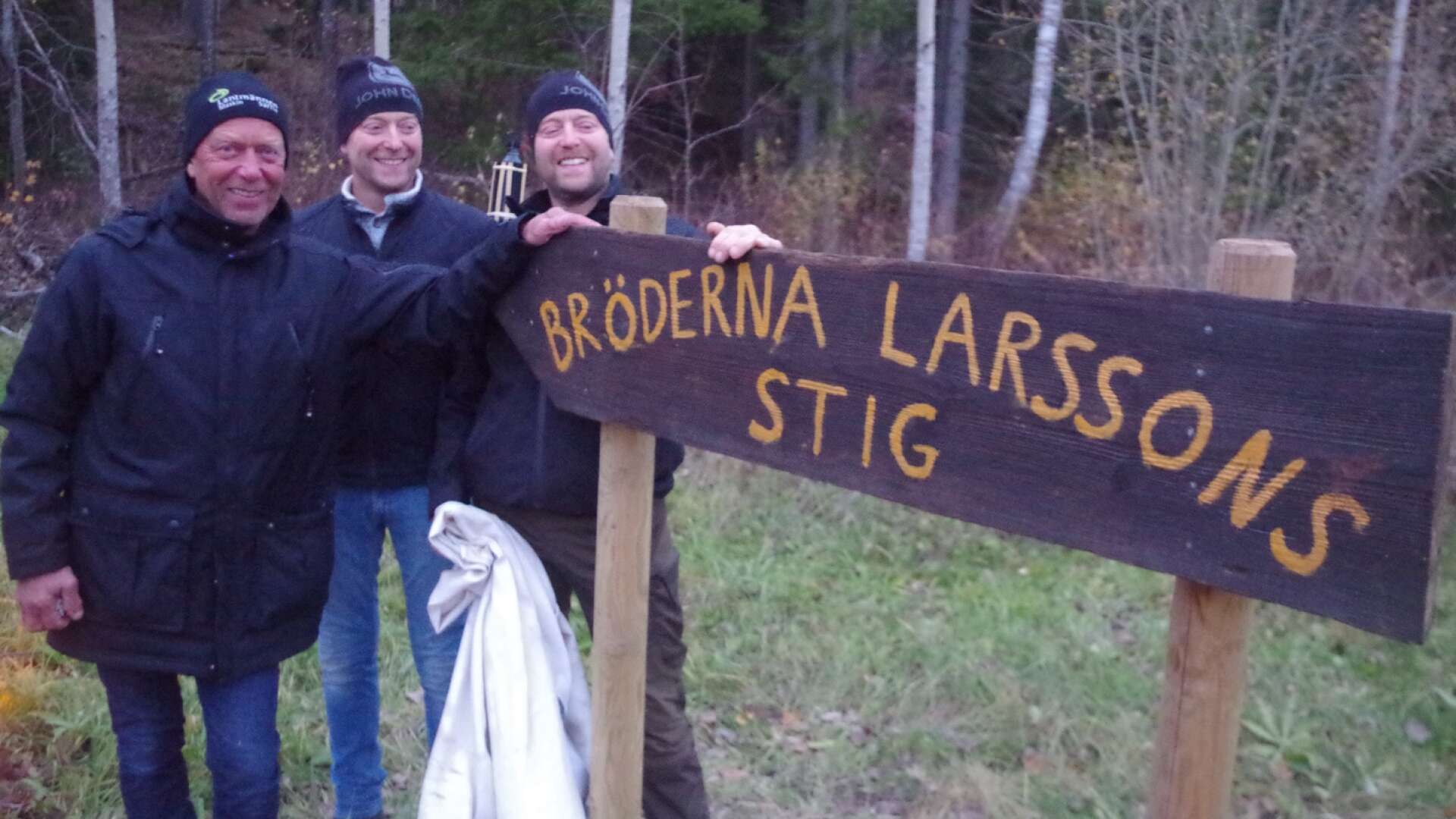Som tack för initiativ och genomförande av en ny väl behövlig stig fick bröderna Jan-Ove, Stefan och Martin Larsson se stigen få namn efter dem.